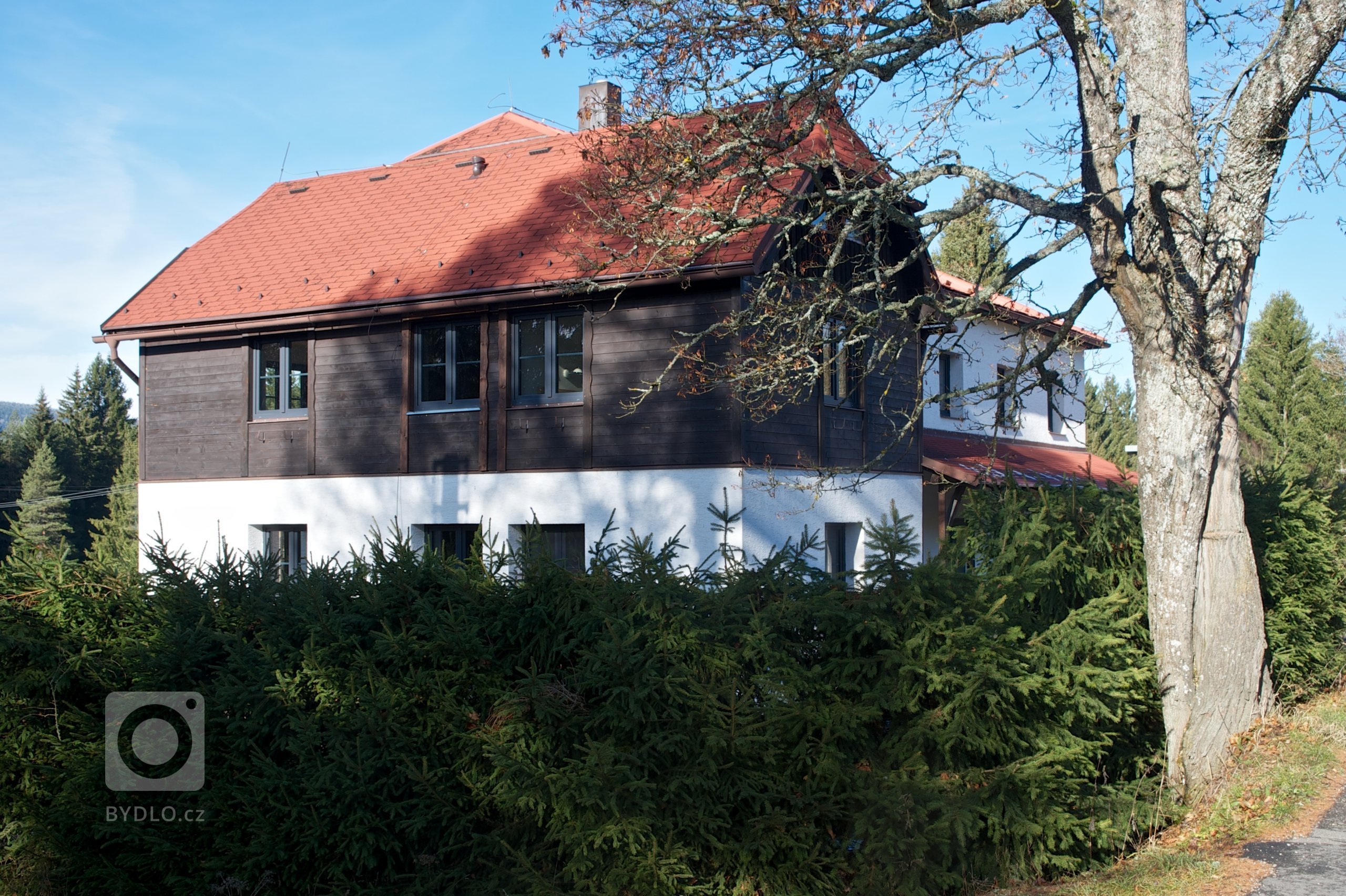 Naši klienti si nechali zrekonstruovat starý penzion v panenské části Šumavy. Jeden z bytů si pro sebe přizpůsobili k víkendovým výletům s celou rodinou...…