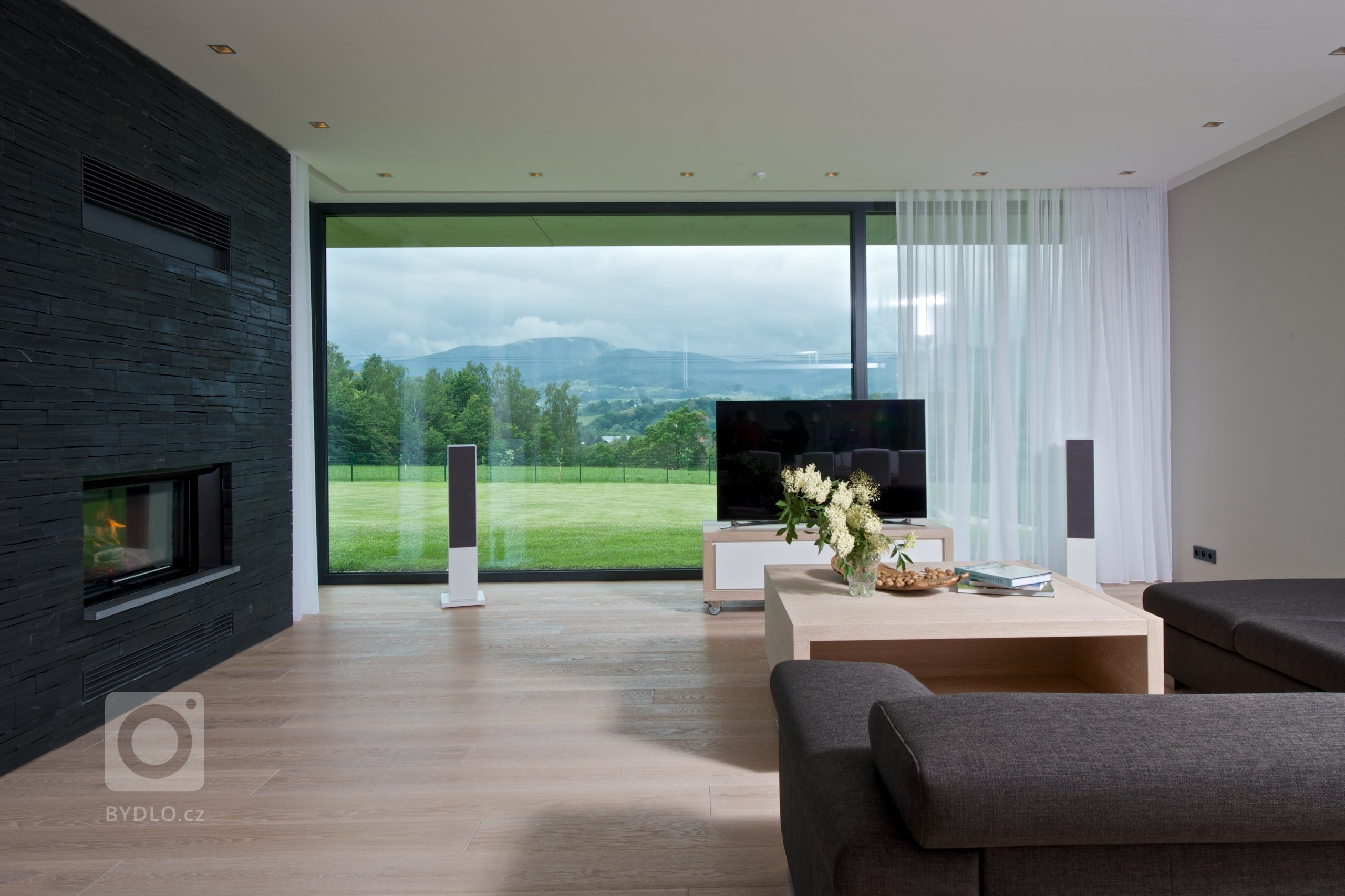 Bezbariérový, jednoduchý, přirozený, vzdušný, bez velkých nároků na údržbu, propojen s&nbsp;krajinou...takové bylo zadání klientů. Jednopodlažní rodinný dům je…