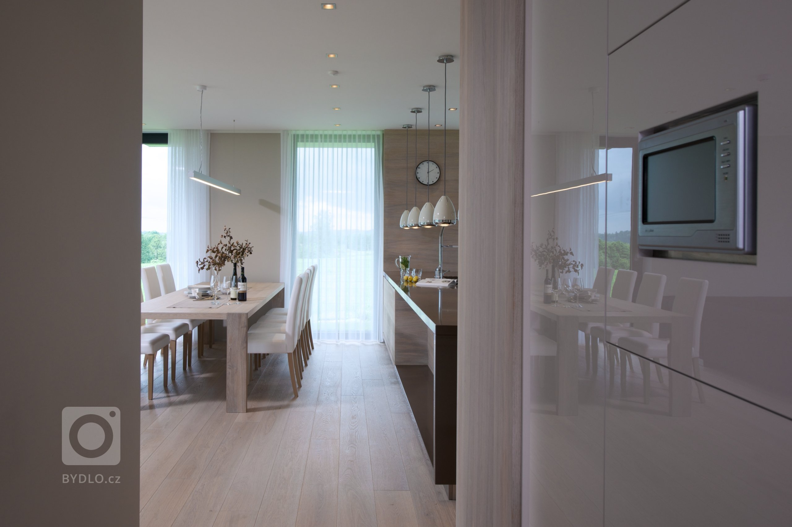 Bezbariérový, jednoduchý, přirozený, vzdušný, bez velkých nároků na údržbu, propojen s&nbsp;krajinou...takové bylo zadání klientů. Jednopodlažní rodinný dům je…