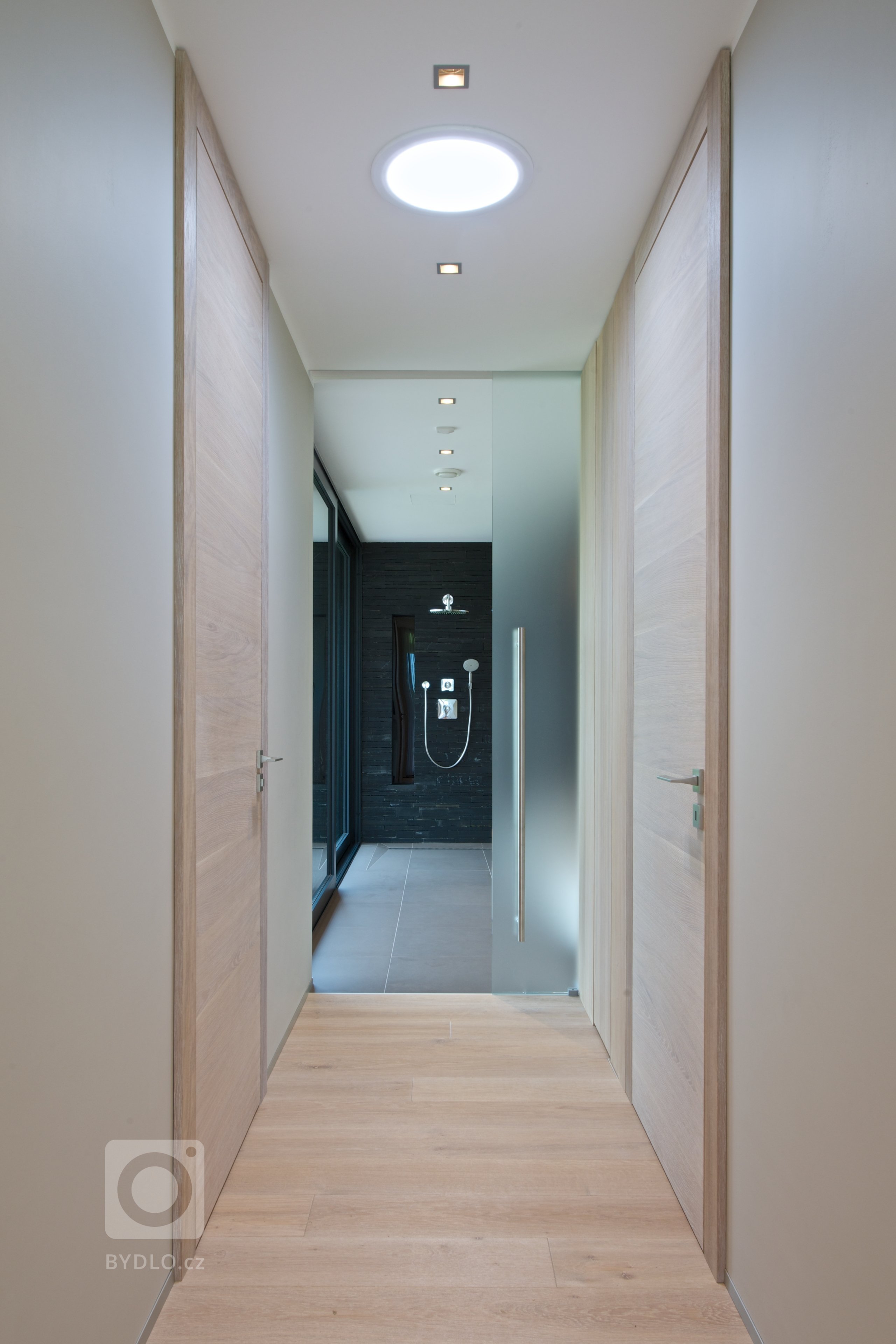 Bezbariérový, jednoduchý, přirozený, vzdušný, bez velkých nároků na údržbu, propojen s&nbsp;krajinou...takové bylo zadání klientů. Jednopodlažní rodinný dům je…