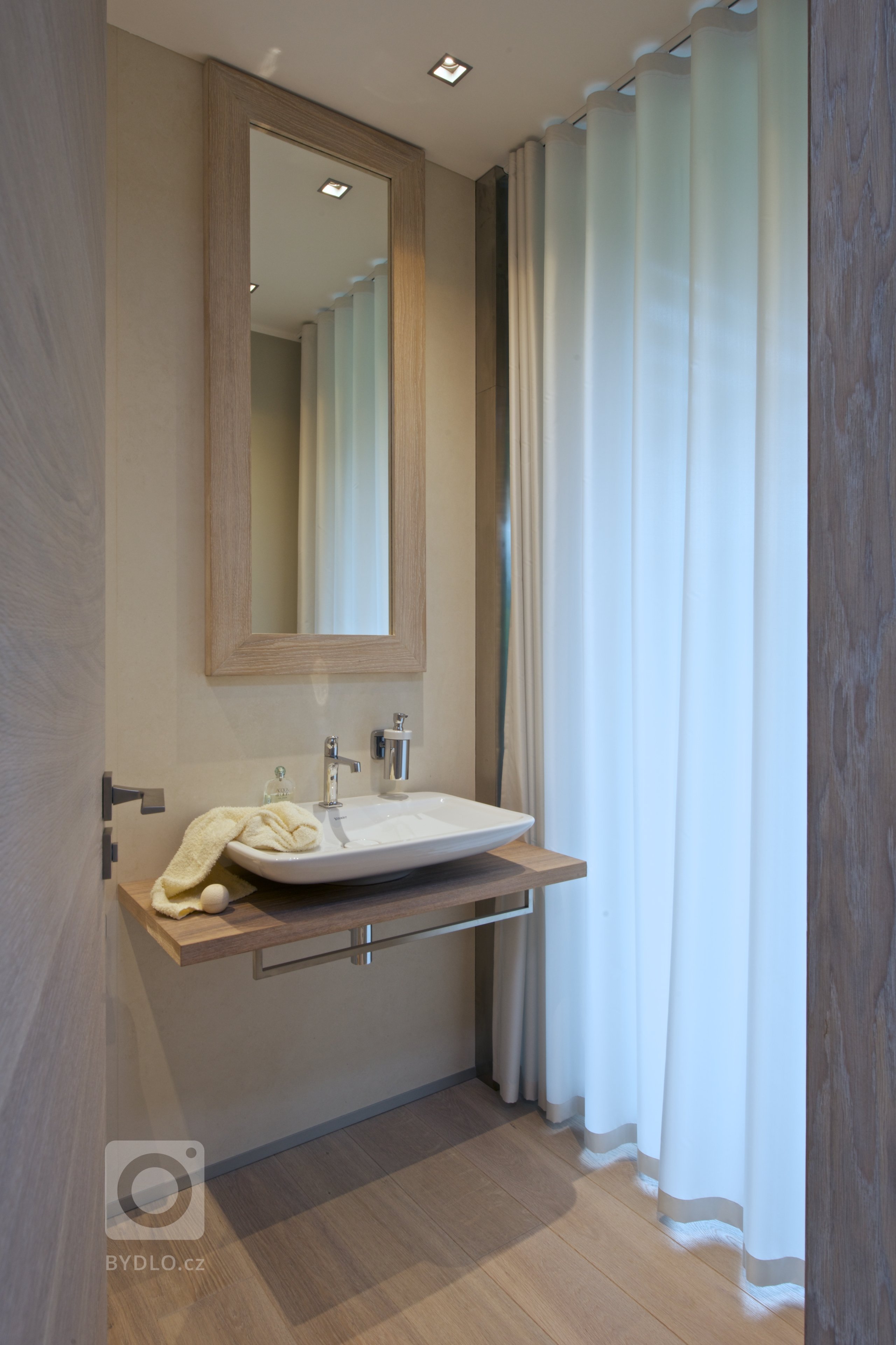 Bezbariérový, jednoduchý, přirozený, vzdušný, bez velkých nároků na údržbu, propojen s&nbsp;krajinou...takové bylo zadání klientů. Jednopodlažní rodinný dům je…