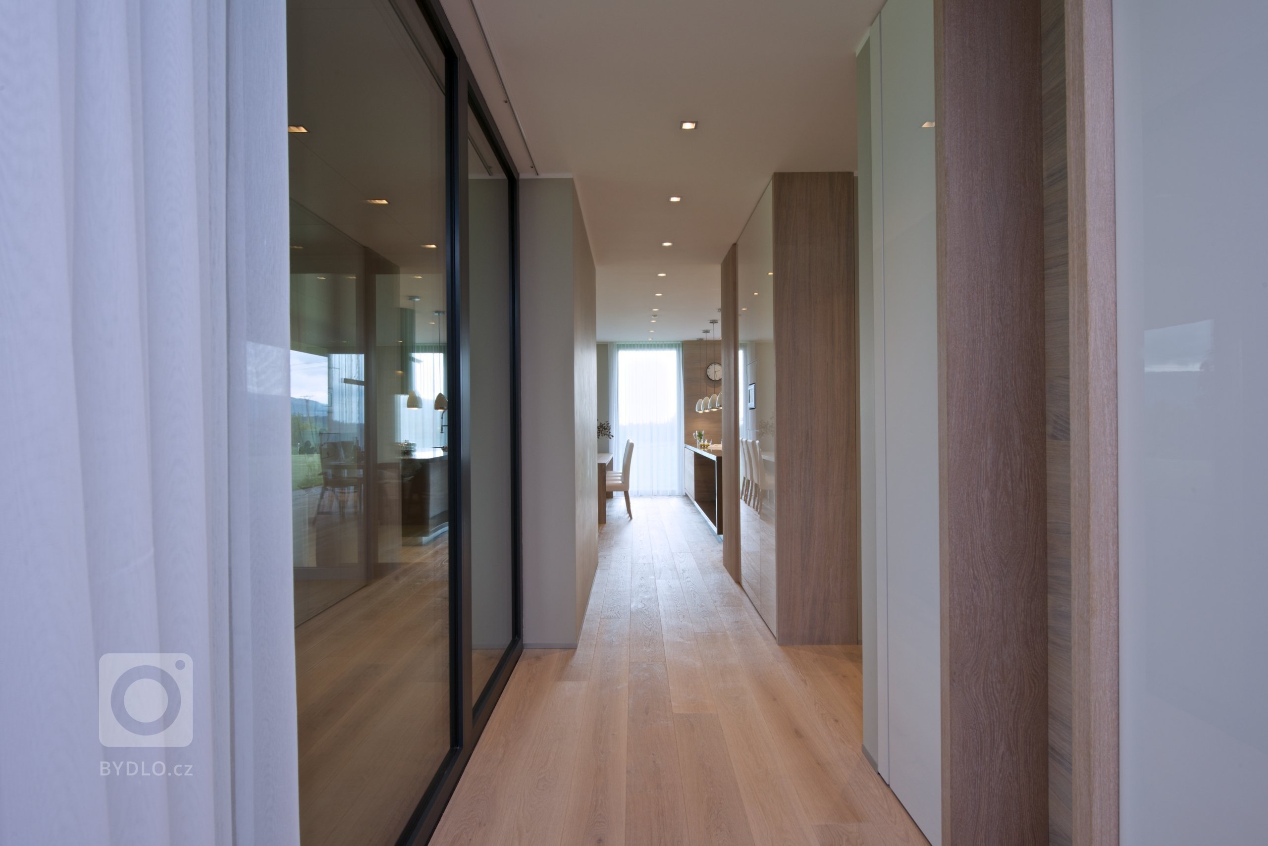 Bezbariérový, jednoduchý, přirozený, vzdušný, bez velkých nároků na údržbu, propojen s&nbsp;krajinou...takové bylo zadání klientů. Jednopodlažní rodinný dům je…