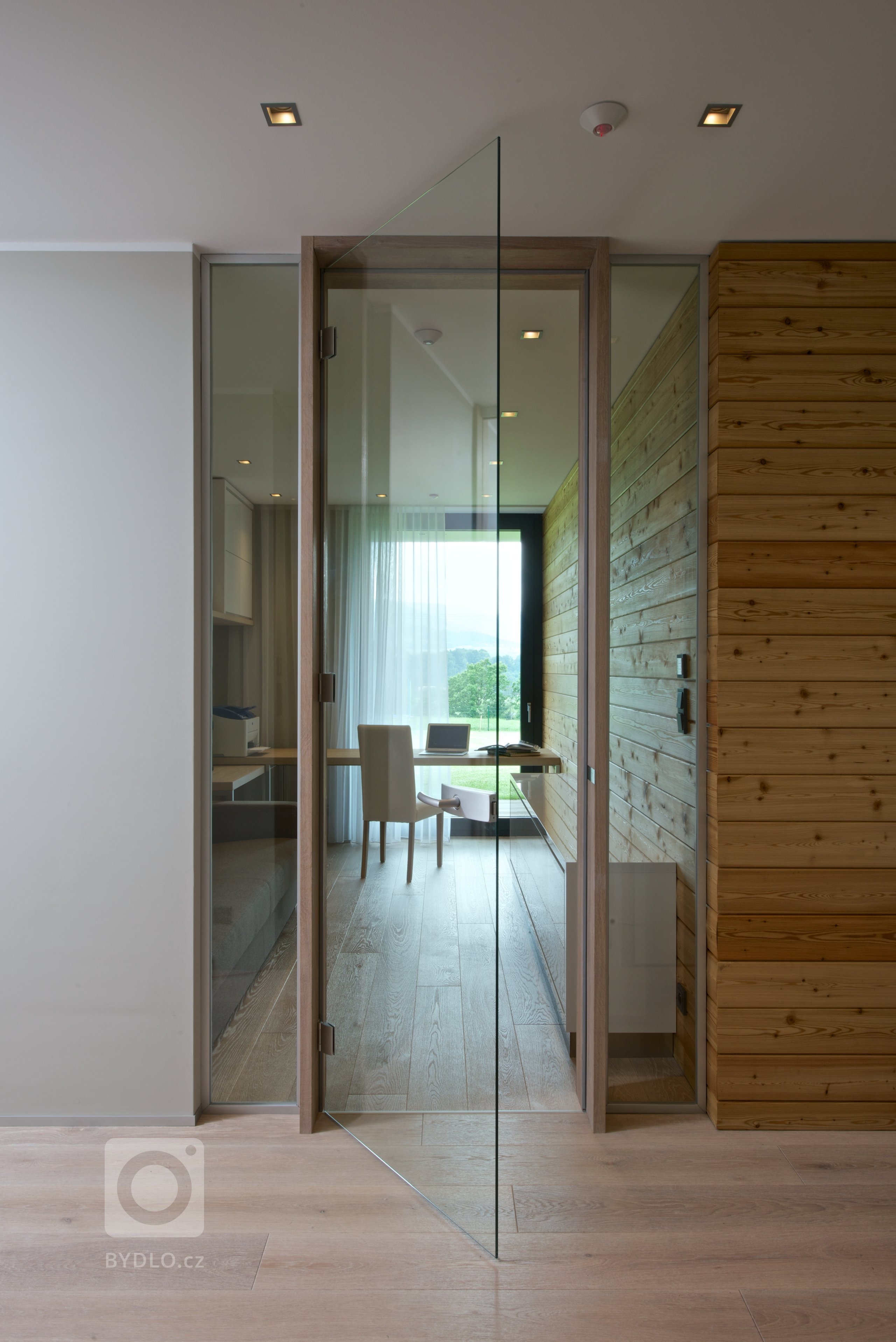 Bezbariérový, jednoduchý, přirozený, vzdušný, bez velkých nároků na údržbu, propojen s&nbsp;krajinou...takové bylo zadání klientů. Jednopodlažní rodinný dům je…