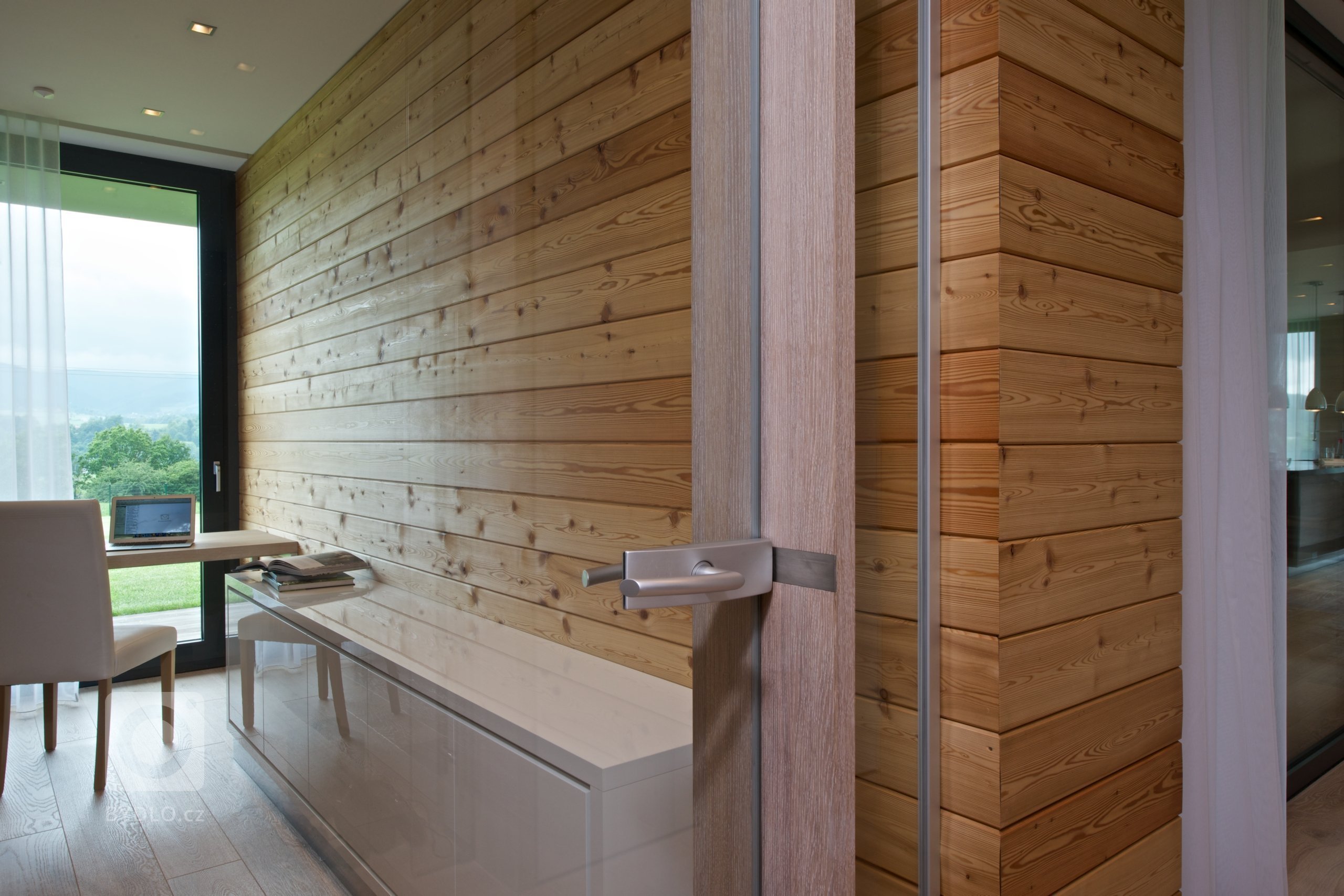 Bezbariérový, jednoduchý, přirozený, vzdušný, bez velkých nároků na údržbu, propojen s&nbsp;krajinou...takové bylo zadání klientů. Jednopodlažní rodinný dům je…