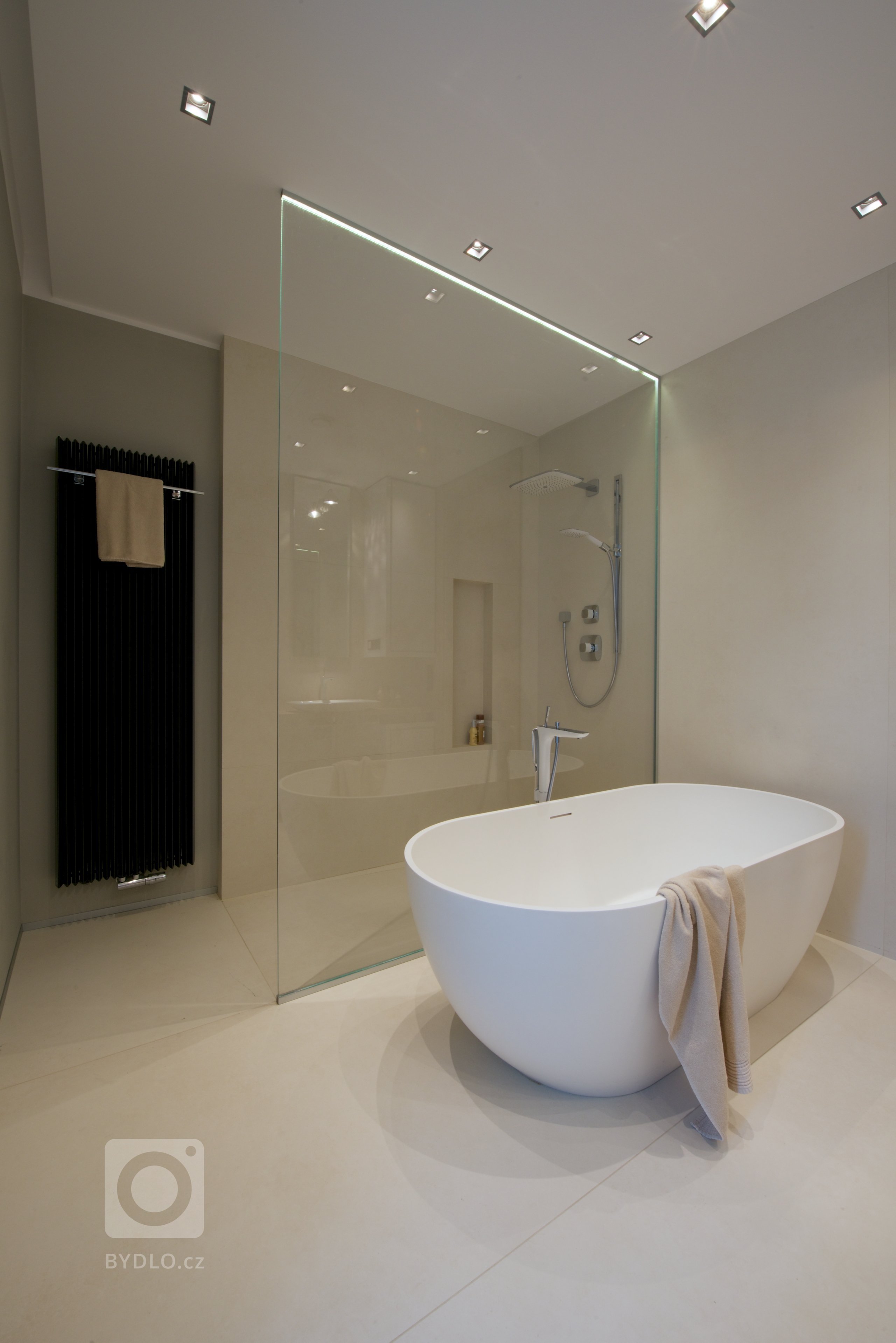 Bezbariérový, jednoduchý, přirozený, vzdušný, bez velkých nároků na údržbu, propojen s&nbsp;krajinou...takové bylo zadání klientů. Jednopodlažní rodinný dům je…