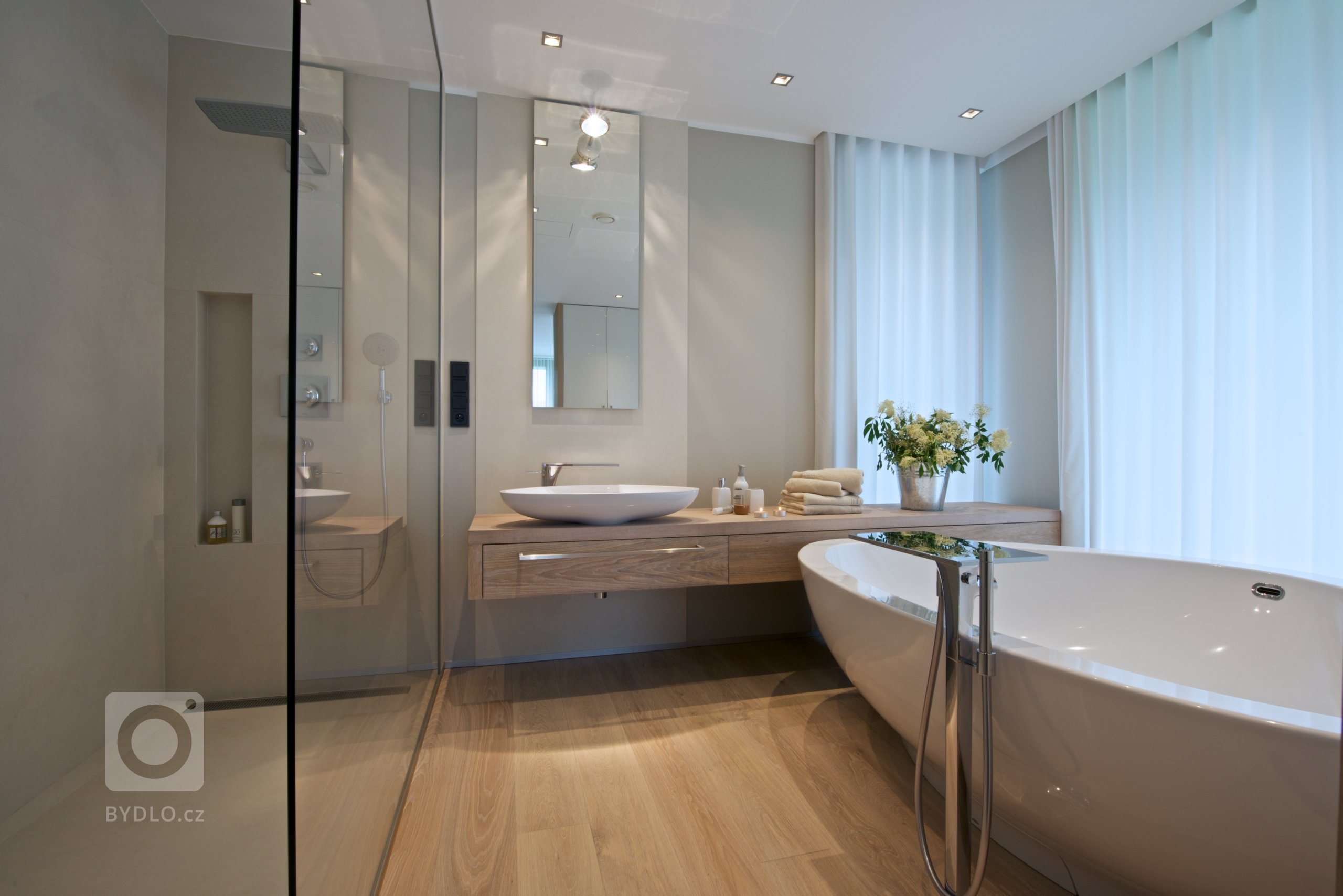 Bezbariérový, jednoduchý, přirozený, vzdušný, bez velkých nároků na údržbu, propojen s&nbsp;krajinou...takové bylo zadání klientů. Jednopodlažní rodinný dům je…