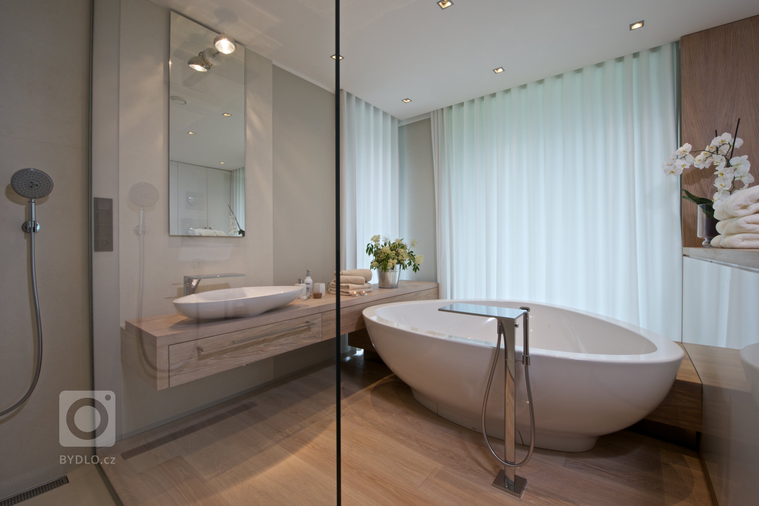 Bezbariérový, jednoduchý, přirozený, vzdušný, bez velkých nároků na údržbu, propojen s&nbsp;krajinou...takové bylo zadání klientů. Jednopodlažní rodinný dům je…