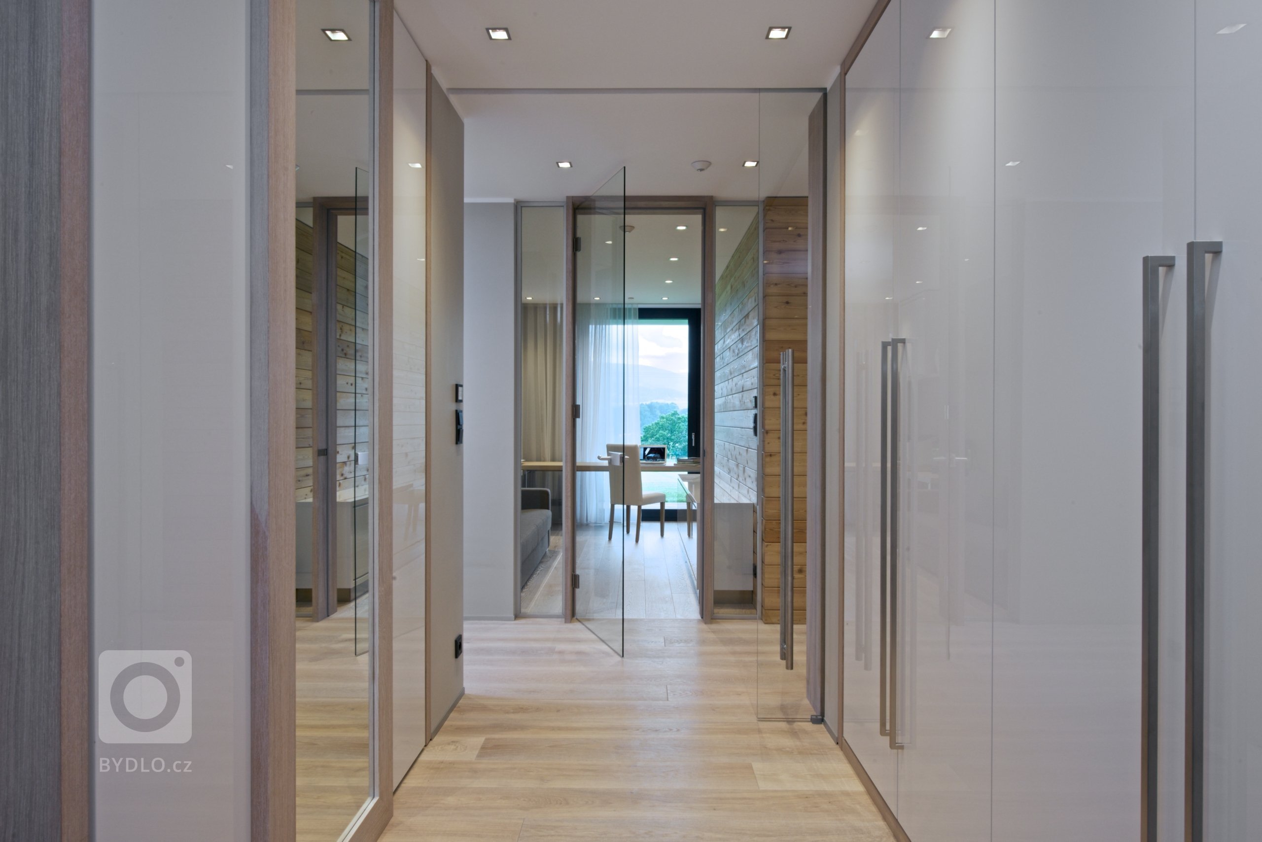 Bezbariérový, jednoduchý, přirozený, vzdušný, bez velkých nároků na údržbu, propojen s&nbsp;krajinou...takové bylo zadání klientů. Jednopodlažní rodinný dům je…