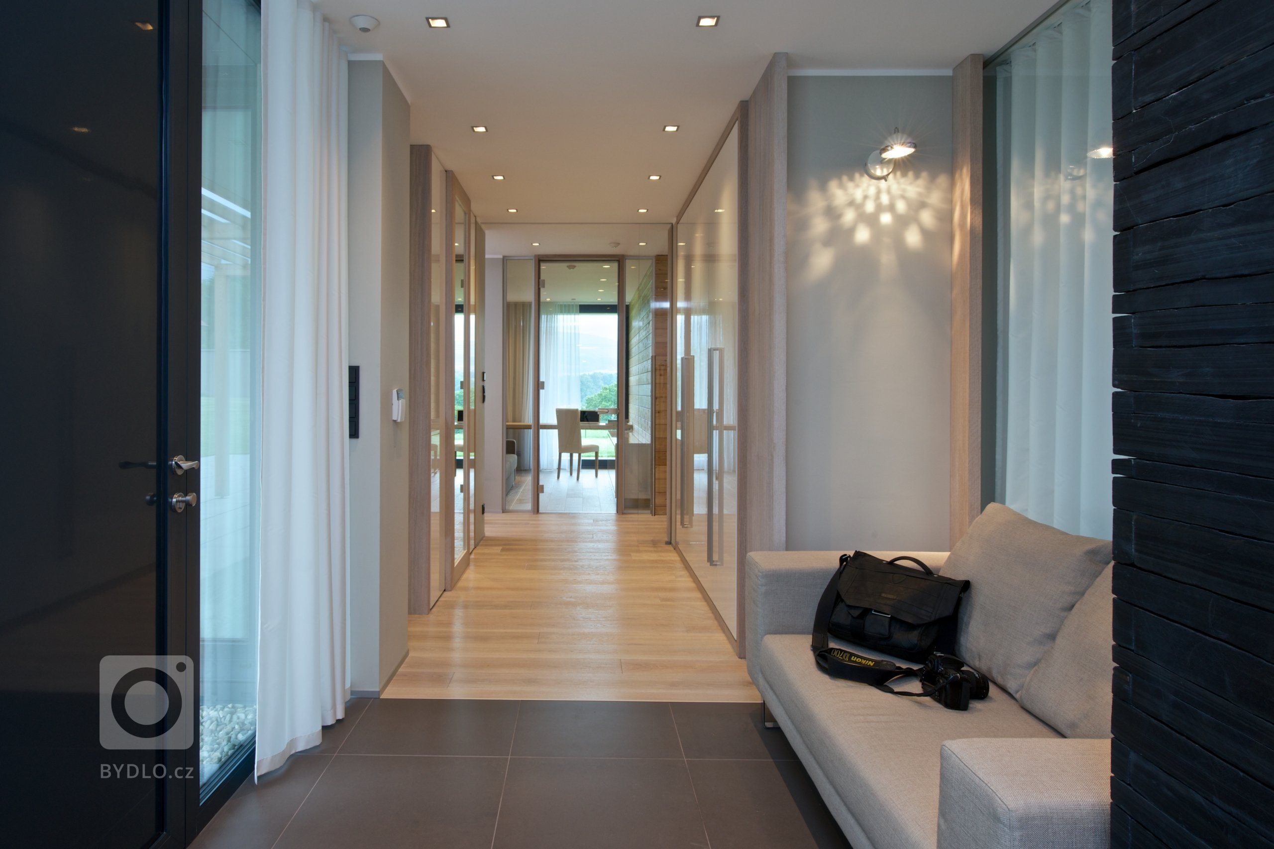 Bezbariérový, jednoduchý, přirozený, vzdušný, bez velkých nároků na údržbu, propojen s&nbsp;krajinou...takové bylo zadání klientů. Jednopodlažní rodinný dům je…