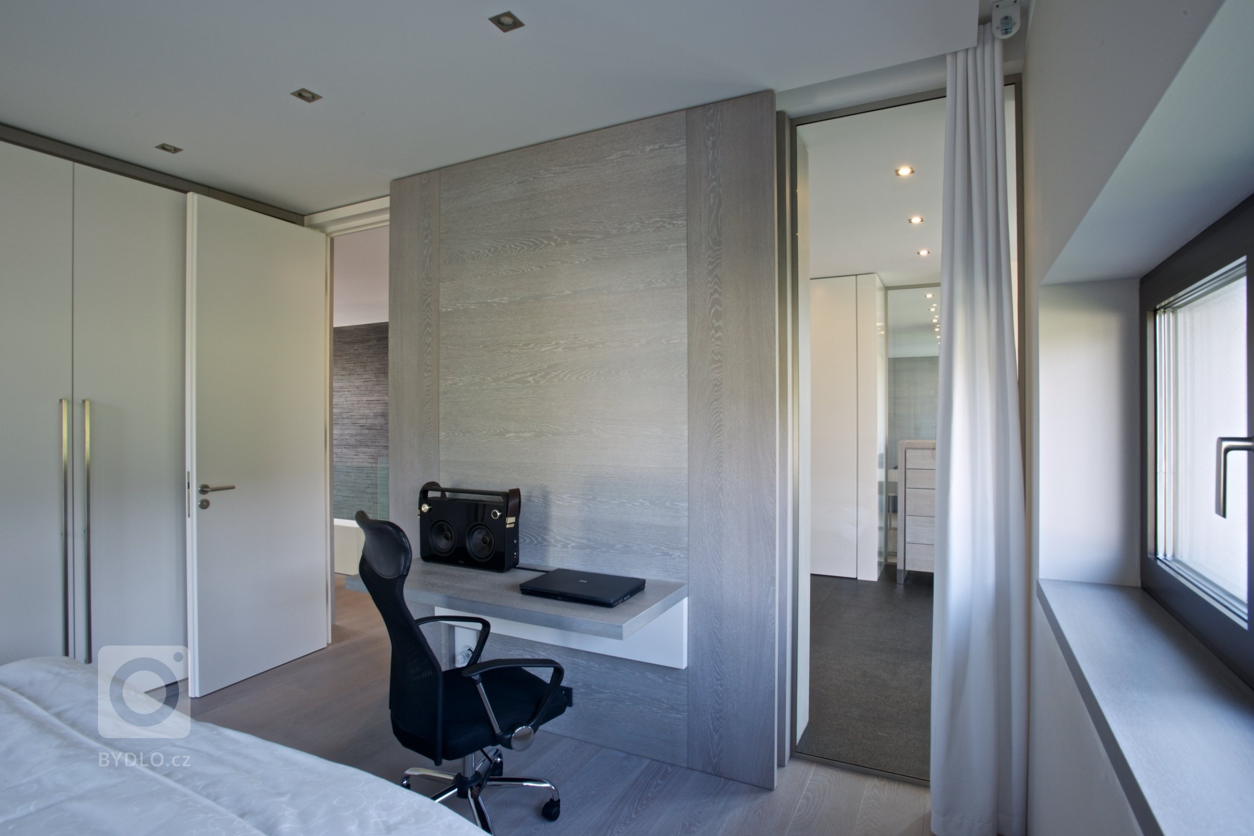 Rekonstrukce rekreačního objektu ze 70. let. Jeho tehdejší devizou bylo hlavně místo - mírný svah nad přehradou, úžasné výhledy, orientace na jih, krásná…