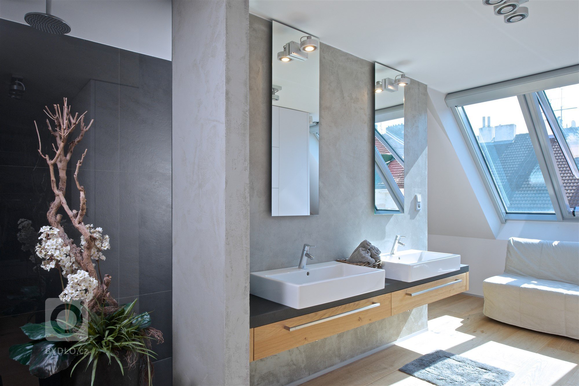 Náš dlouholetý kamarád a klient k nám přivedl své přátele, kteří právě rekonstruovali dvoupodlažní půdní prostor. O studii a projektu, dle kterého rekonstrukce…