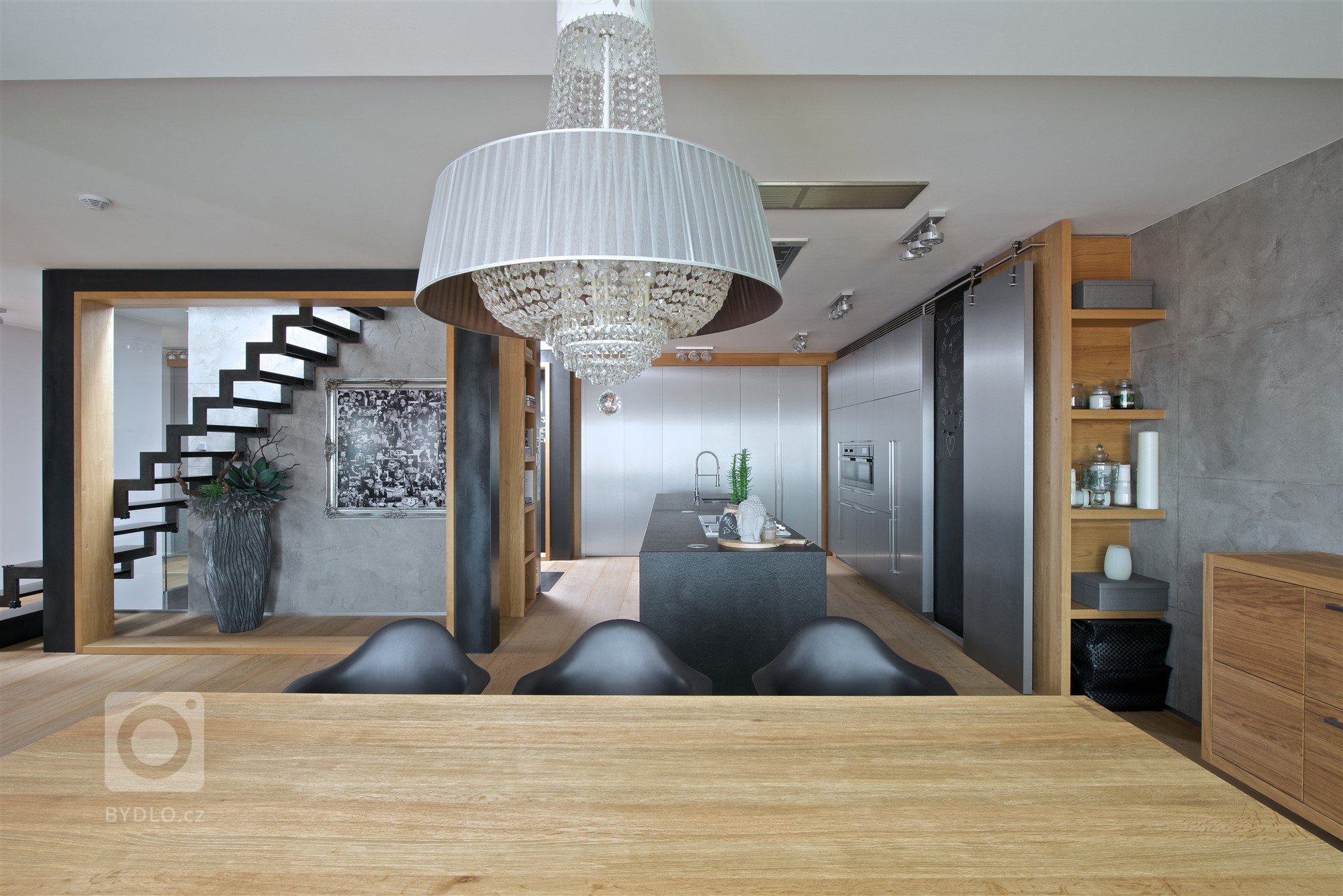 Náš dlouholetý kamarád a klient k nám přivedl své přátele, kteří právě rekonstruovali dvoupodlažní půdní prostor. O studii a projektu, dle kterého rekonstrukce…