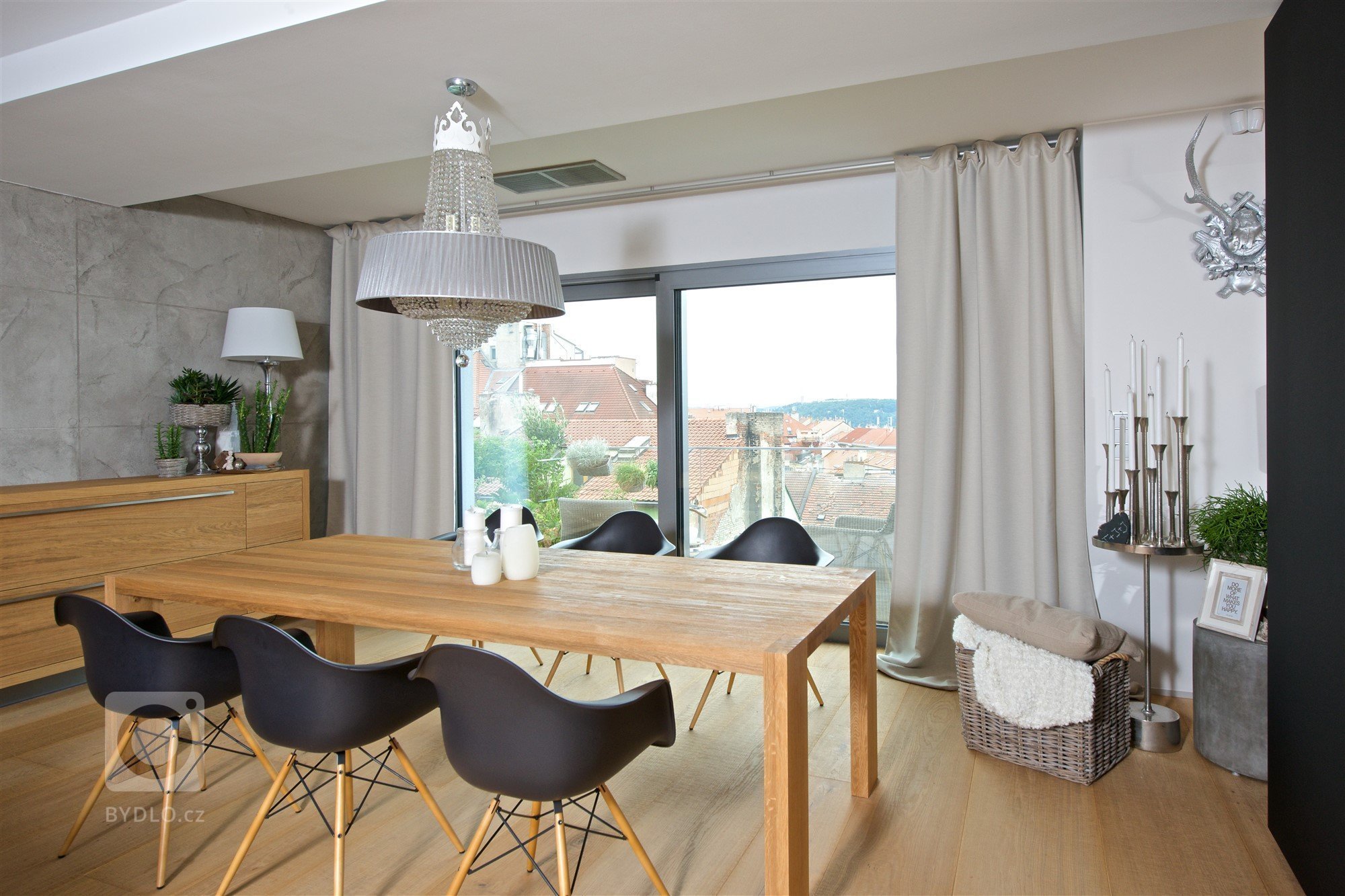 Náš dlouholetý kamarád a klient k nám přivedl své přátele, kteří právě rekonstruovali dvoupodlažní půdní prostor. O studii a projektu, dle kterého rekonstrukce…