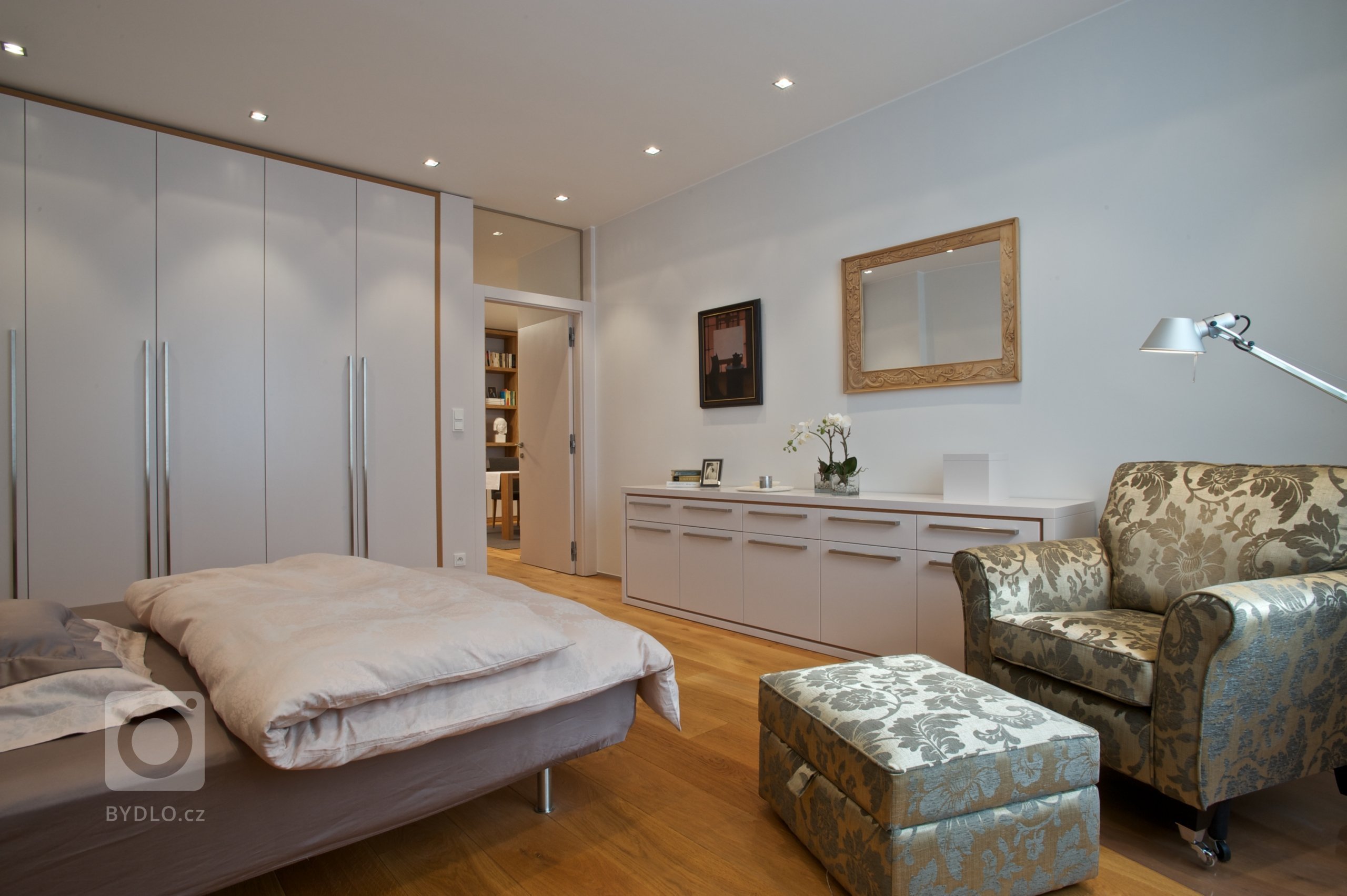 Slunný byt v poklidné atmosféře prvorepublikového domu. Rekonstrukce bytu byla provedena s důrazem na čistotu linií, promyšlenou dispozici, eleganci a…