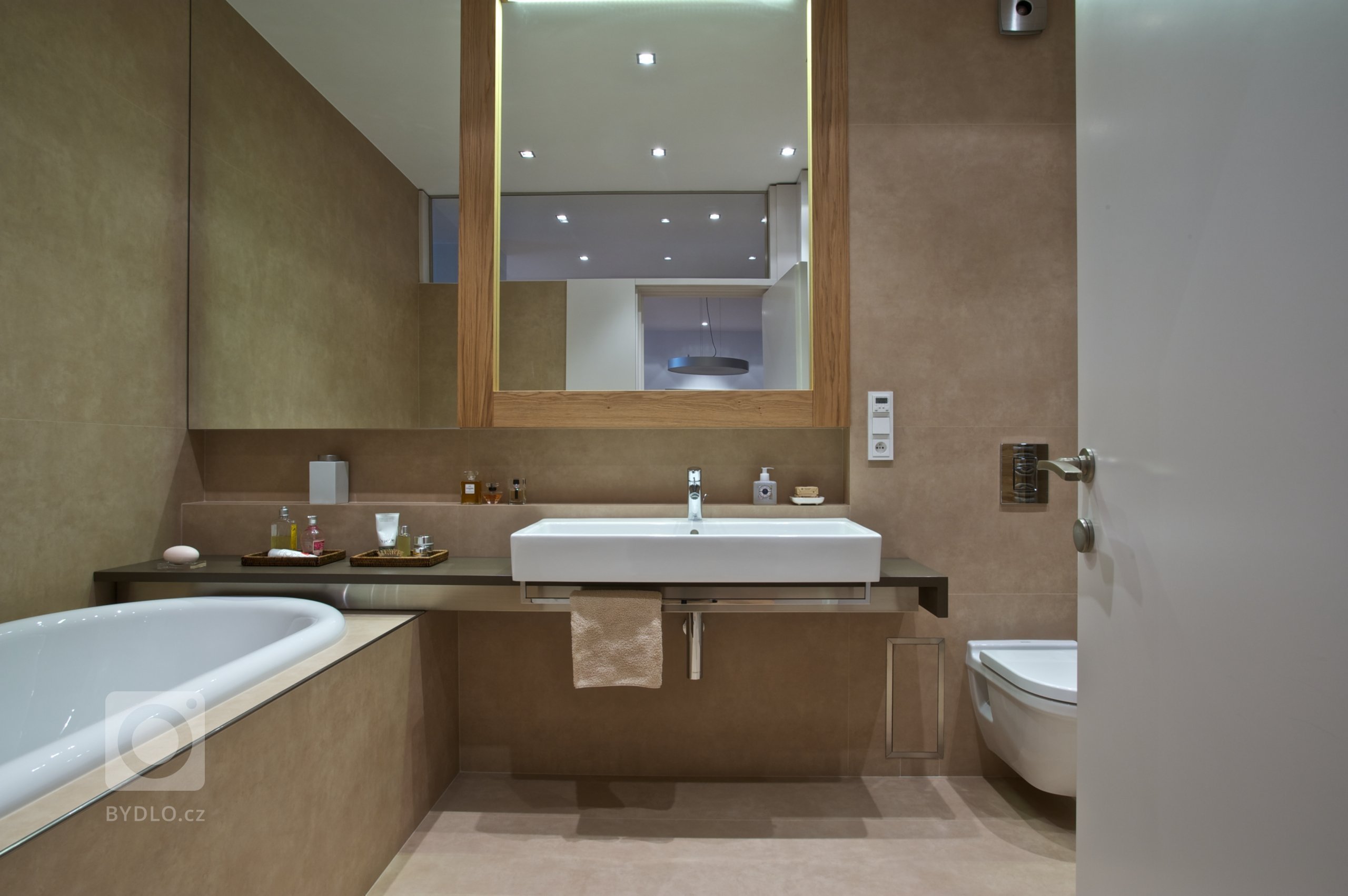 Slunný byt v poklidné atmosféře prvorepublikového domu. Rekonstrukce bytu byla provedena s důrazem na čistotu linií, promyšlenou dispozici, eleganci a…