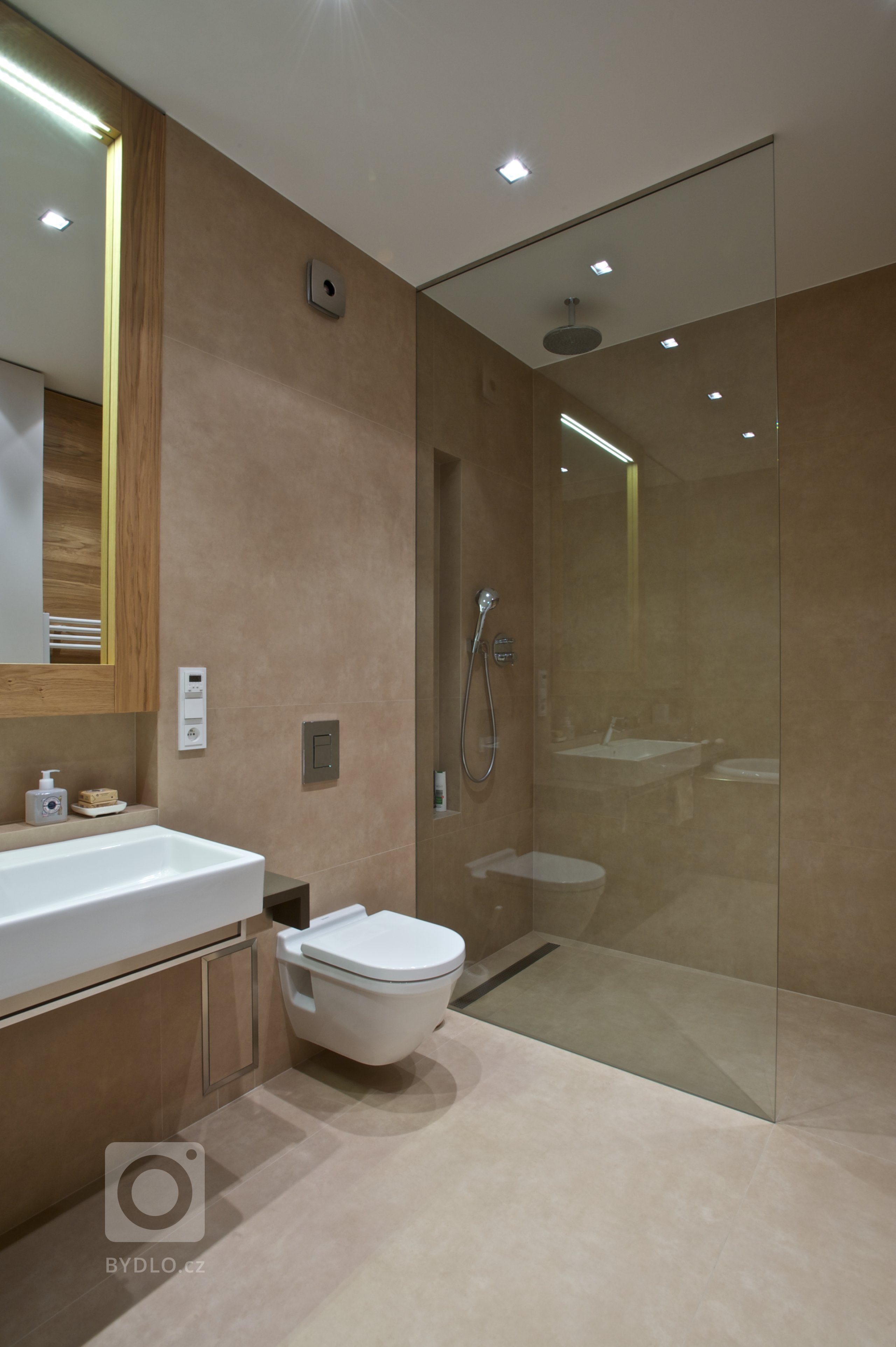 Slunný byt v poklidné atmosféře prvorepublikového domu. Rekonstrukce bytu byla provedena s důrazem na čistotu linií, promyšlenou dispozici, eleganci a…