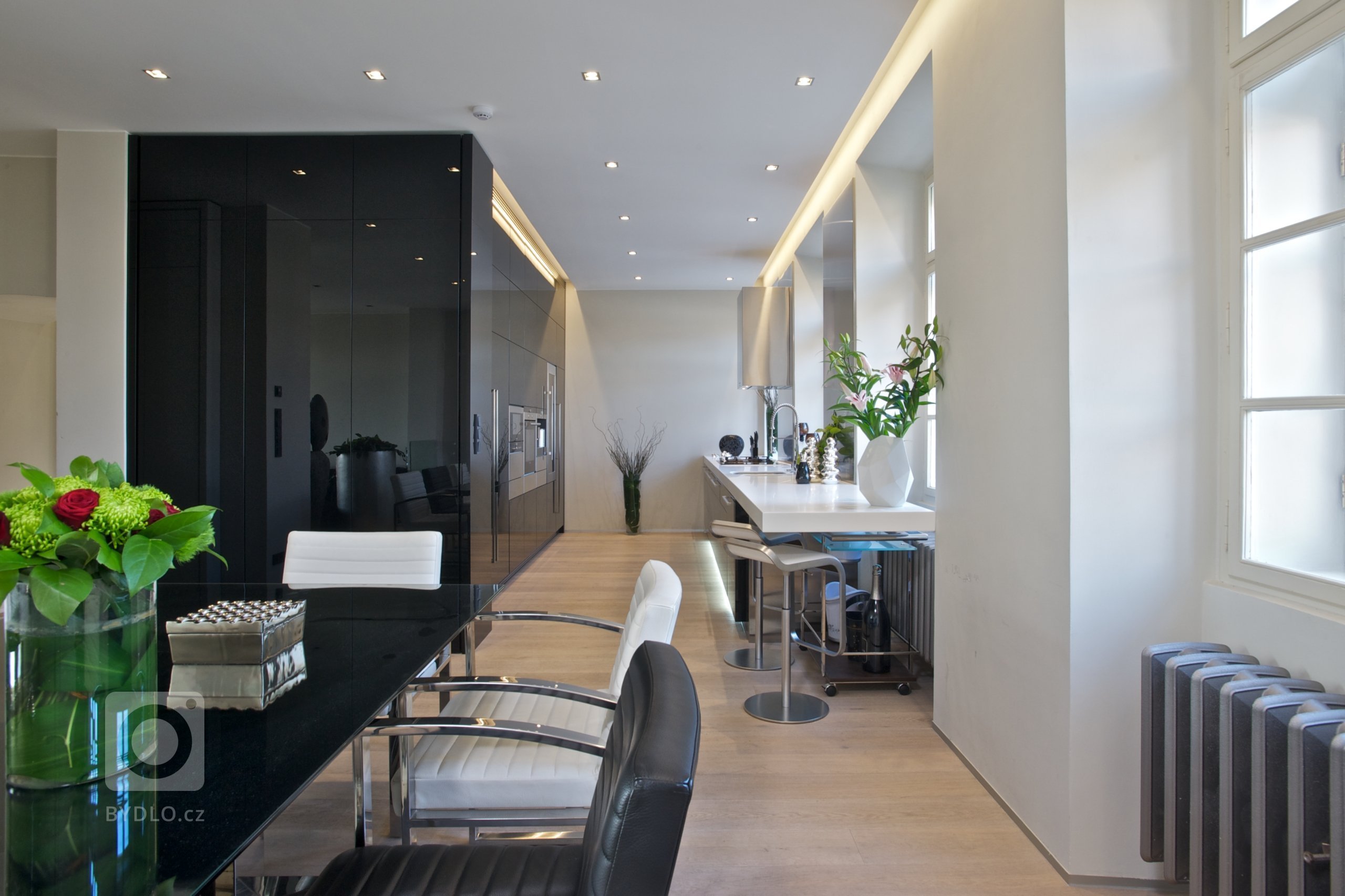 Členitý prostor bytu ve dvou podlažích domu po klasicistní přestavbě z&nbsp;roku 1823. Úžasné výhledy na Pražský hrad a Karlův most.&nbsp;Terasa nad Vltavou.…