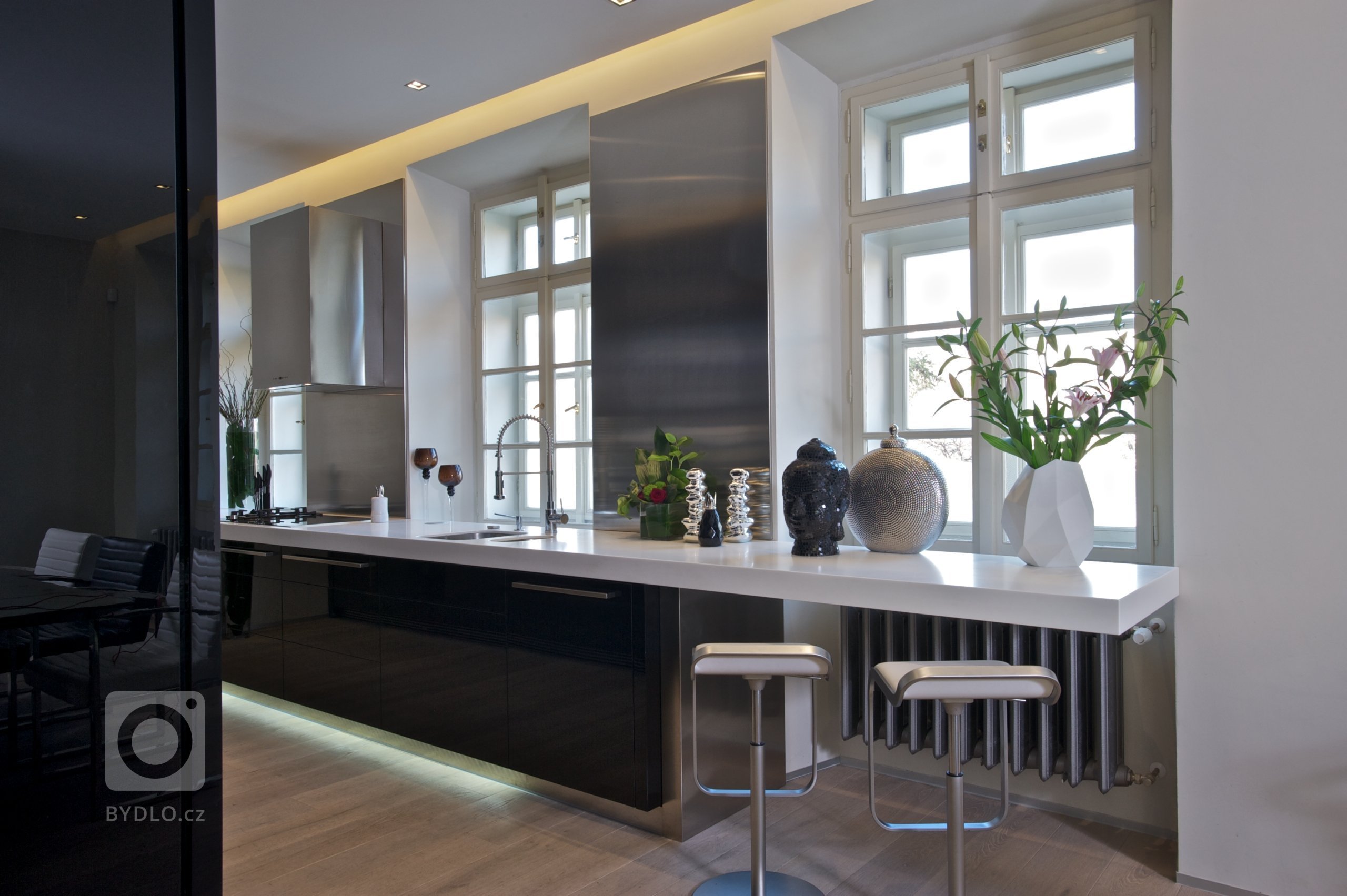 Členitý prostor bytu ve dvou podlažích domu po klasicistní přestavbě z&nbsp;roku 1823. Úžasné výhledy na Pražský hrad a Karlův most.&nbsp;Terasa nad Vltavou.…