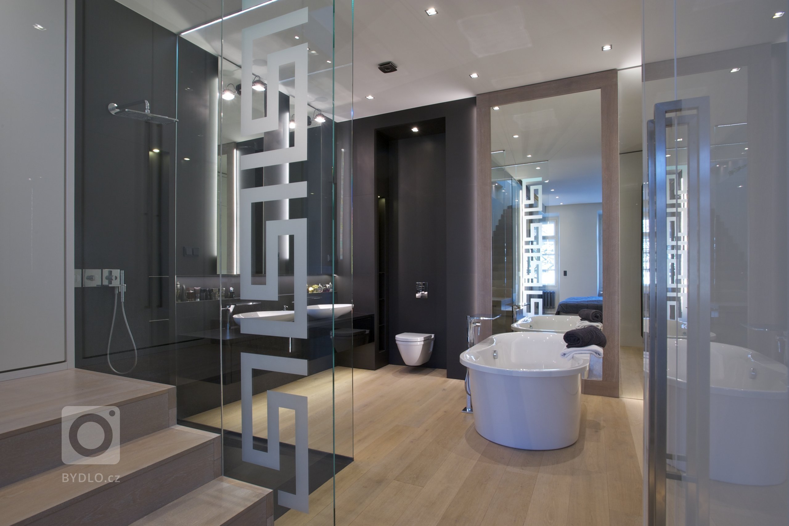 Členitý prostor bytu ve dvou podlažích domu po klasicistní přestavbě z&nbsp;roku 1823. Úžasné výhledy na Pražský hrad a Karlův most.&nbsp;Terasa nad Vltavou.…