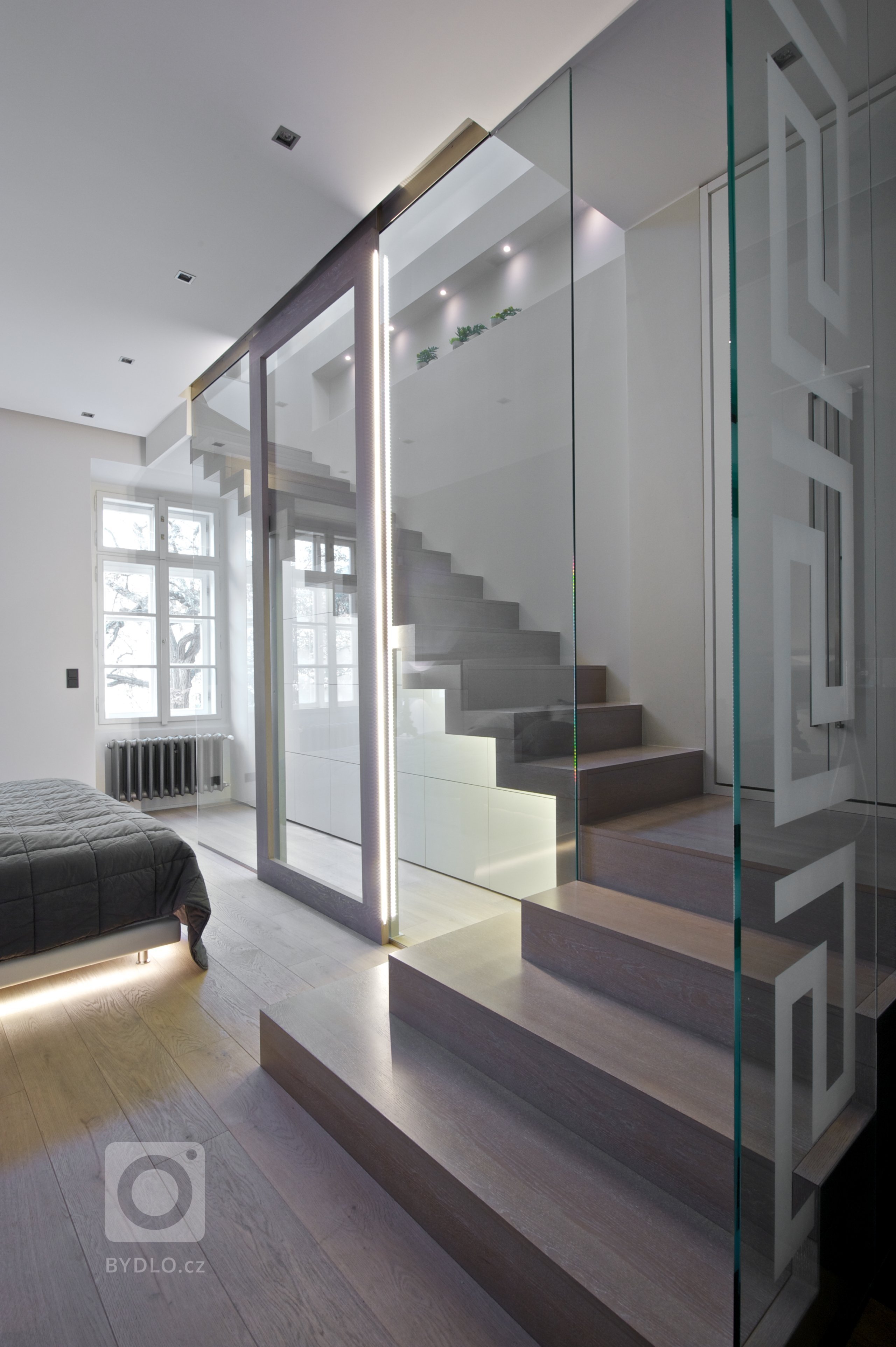 Členitý prostor bytu ve dvou podlažích domu po klasicistní přestavbě z&nbsp;roku 1823. Úžasné výhledy na Pražský hrad a Karlův most.&nbsp;Terasa nad Vltavou.…