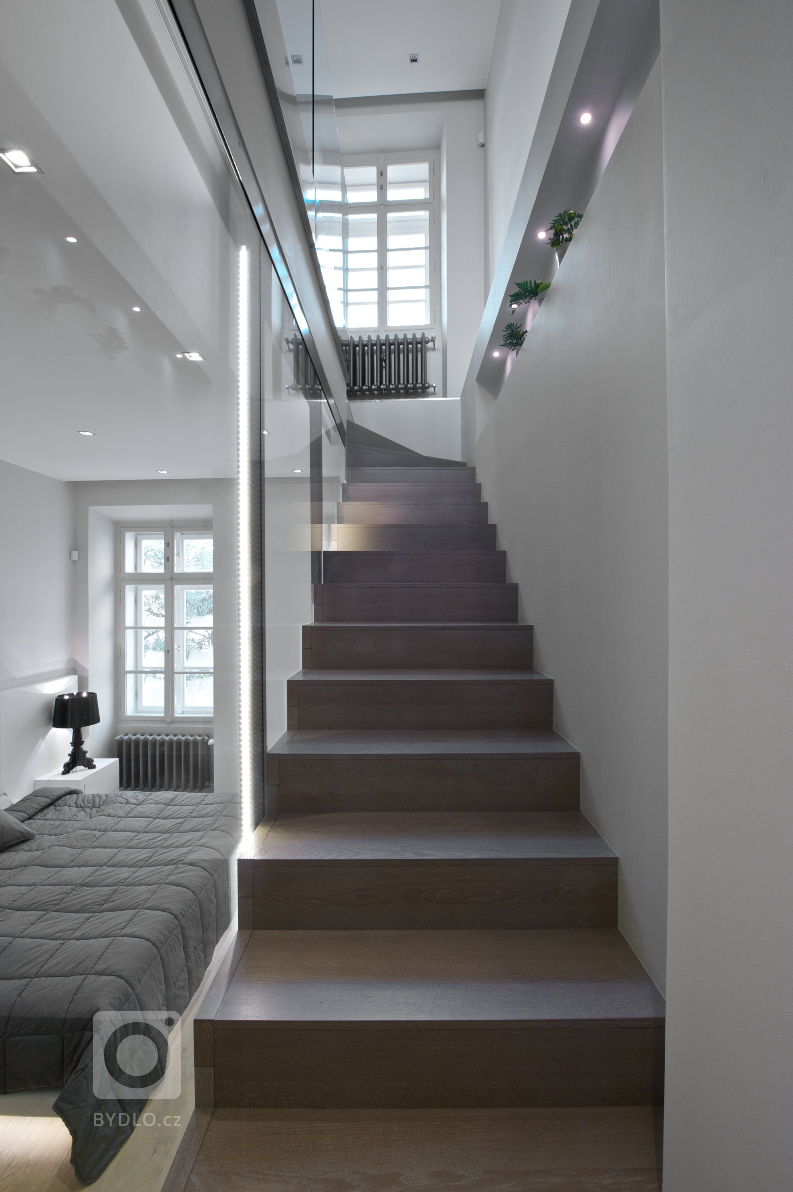 Členitý prostor bytu ve dvou podlažích domu po klasicistní přestavbě z&nbsp;roku 1823. Úžasné výhledy na Pražský hrad a Karlův most.&nbsp;Terasa nad Vltavou.…