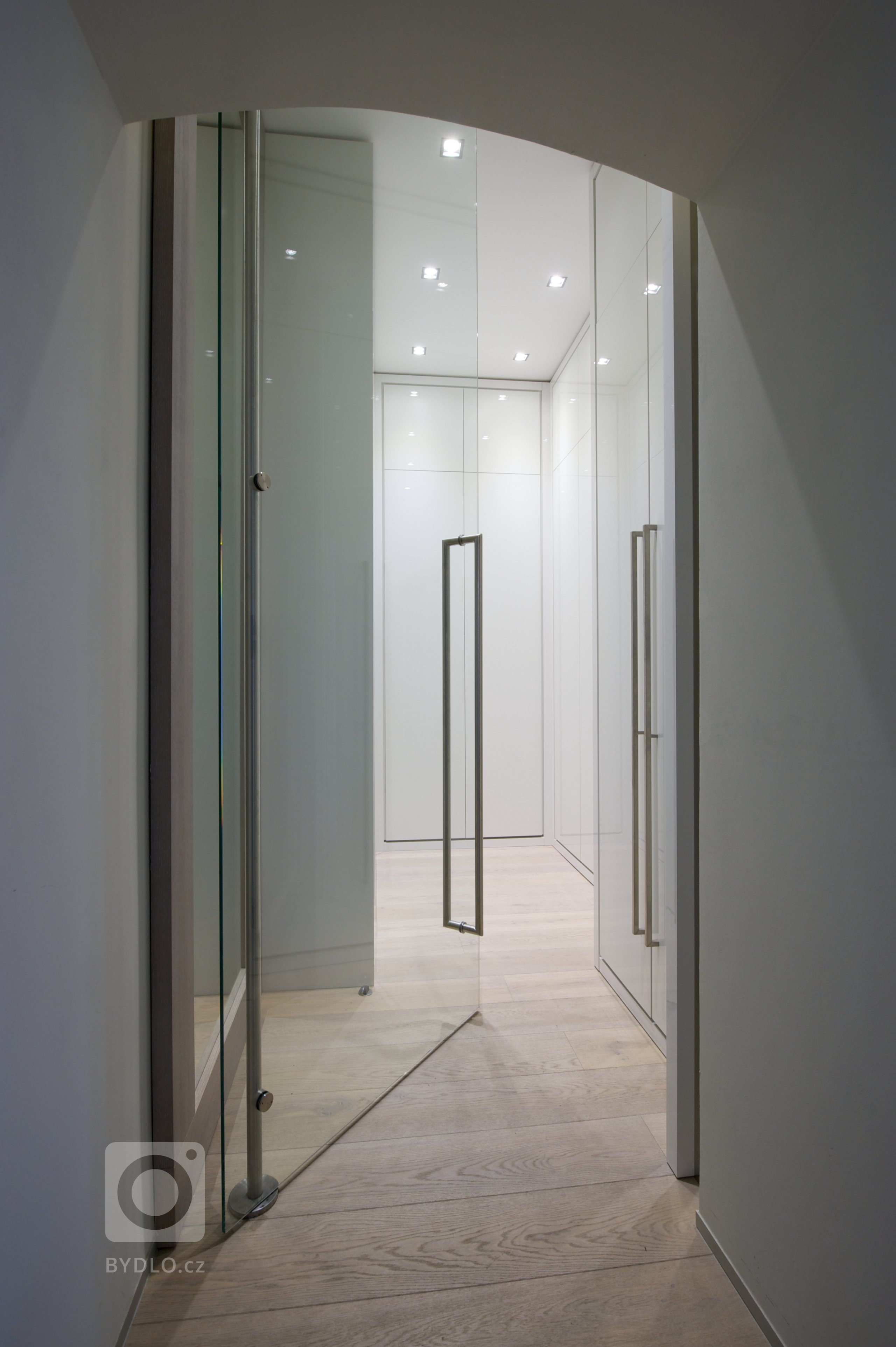 Členitý prostor bytu ve dvou podlažích domu po klasicistní přestavbě z&nbsp;roku 1823. Úžasné výhledy na Pražský hrad a Karlův most.&nbsp;Terasa nad Vltavou.…