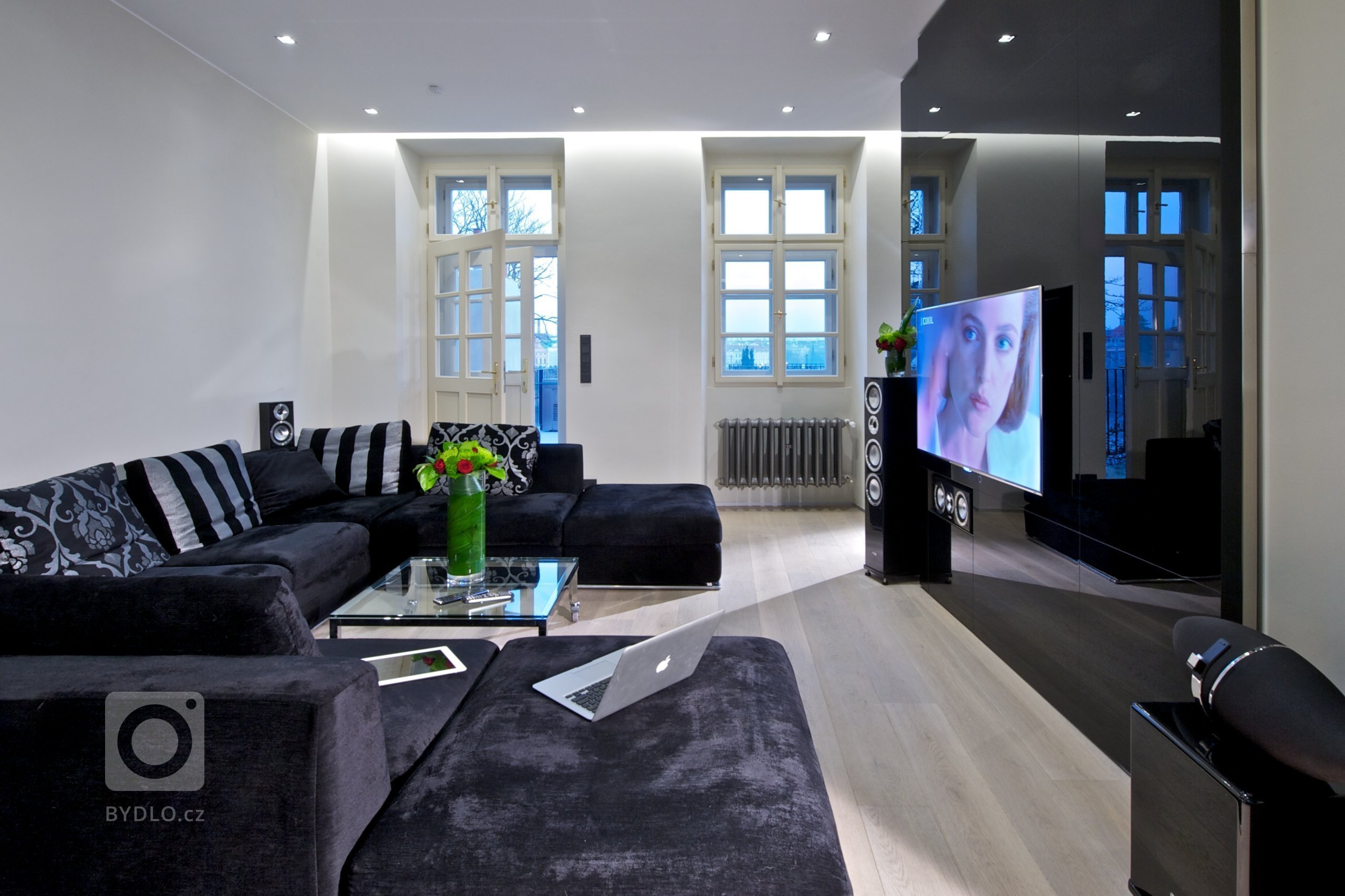 Členitý prostor bytu ve dvou podlažích domu po klasicistní přestavbě z&nbsp;roku 1823. Úžasné výhledy na Pražský hrad a Karlův most.&nbsp;Terasa nad Vltavou.…