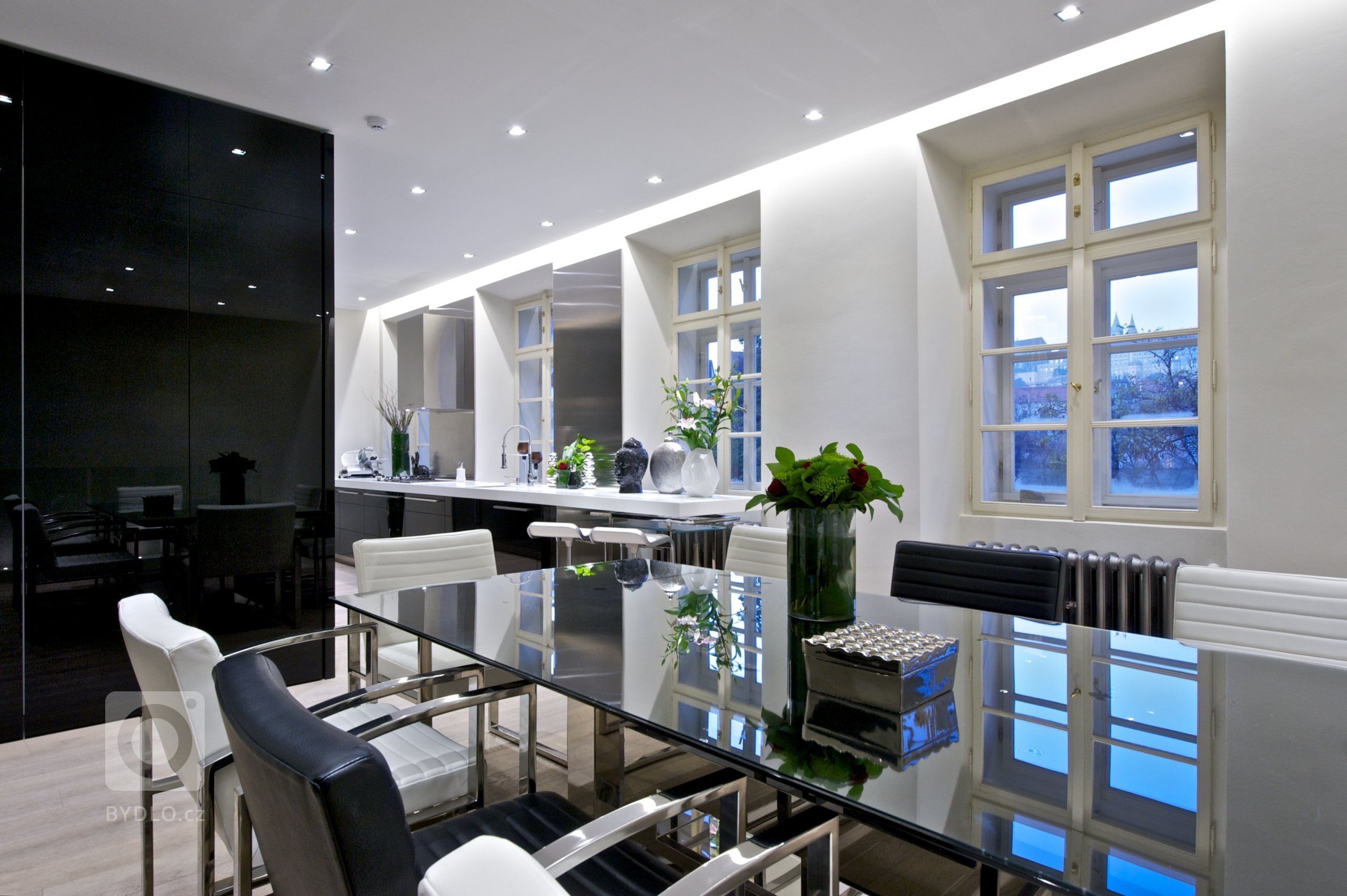 Členitý prostor bytu ve dvou podlažích domu po klasicistní přestavbě z&nbsp;roku 1823. Úžasné výhledy na Pražský hrad a Karlův most.&nbsp;Terasa nad Vltavou.…