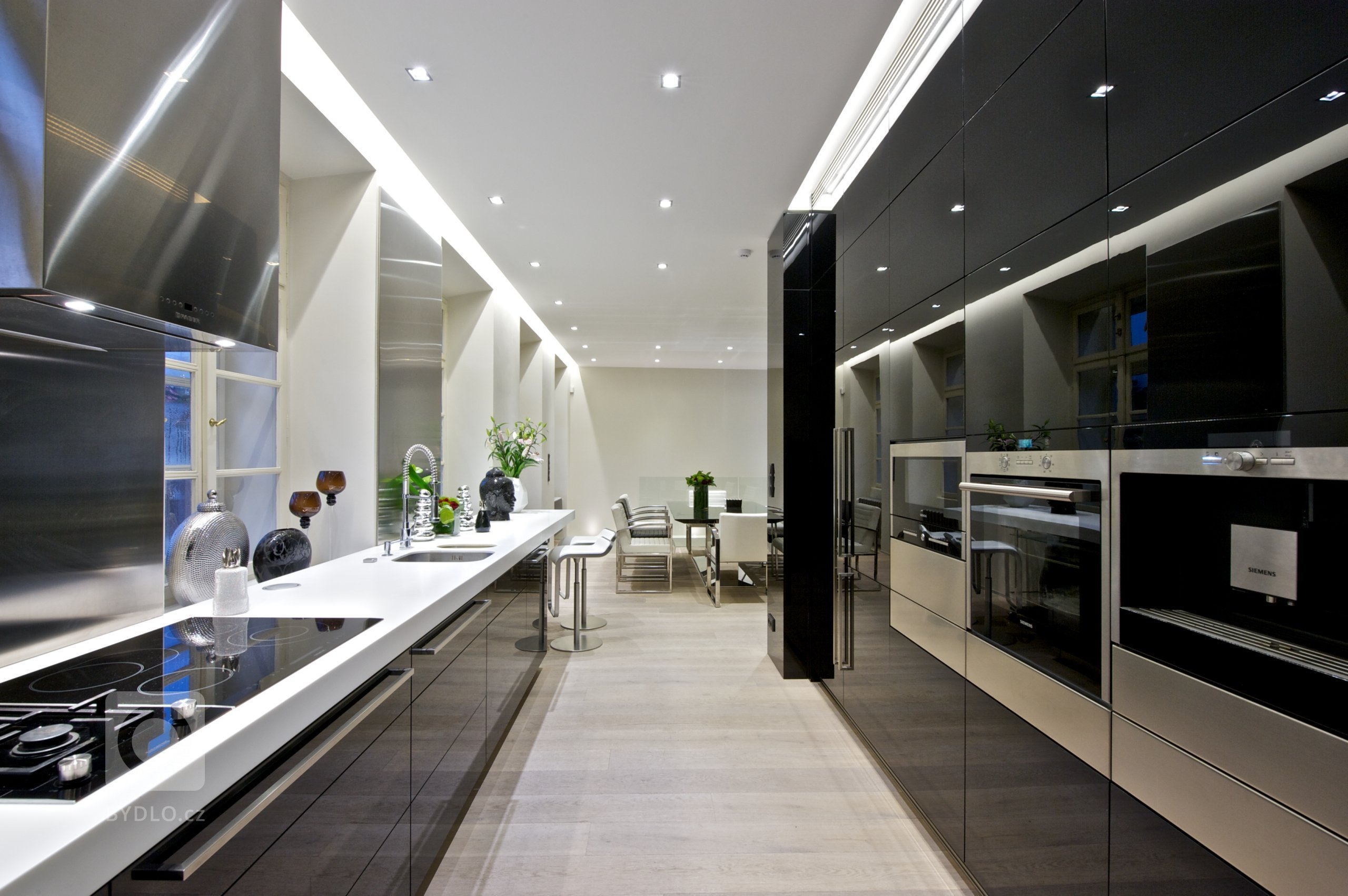 Členitý prostor bytu ve dvou podlažích domu po klasicistní přestavbě z&nbsp;roku 1823. Úžasné výhledy na Pražský hrad a Karlův most.&nbsp;Terasa nad Vltavou.…