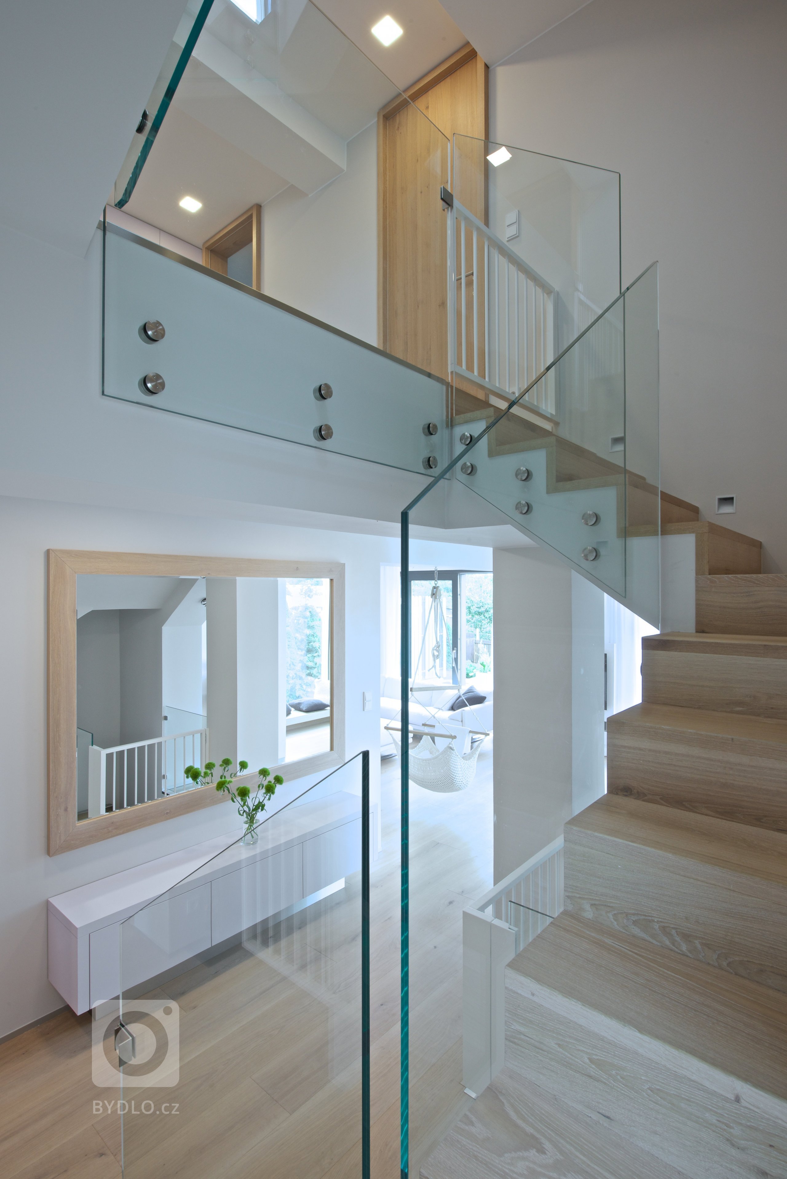 Mladí manželé koupili relativně úzký řadový dům se třemi nadzemními podlažími a sklepem, postavený na přelomu 70. a 80. let minulého století. Ačkoli dům dobře…