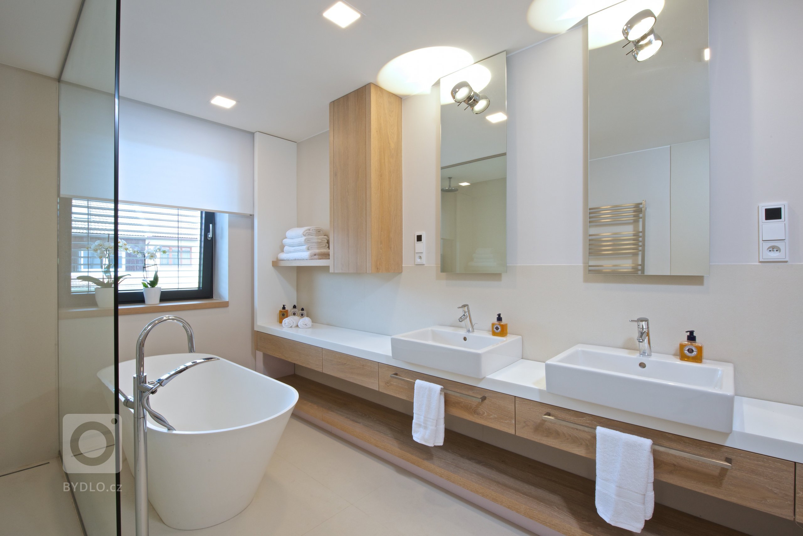 Mladí manželé koupili relativně úzký řadový dům se třemi nadzemními podlažími a sklepem, postavený na přelomu 70. a 80. let minulého století. Ačkoli dům dobře…