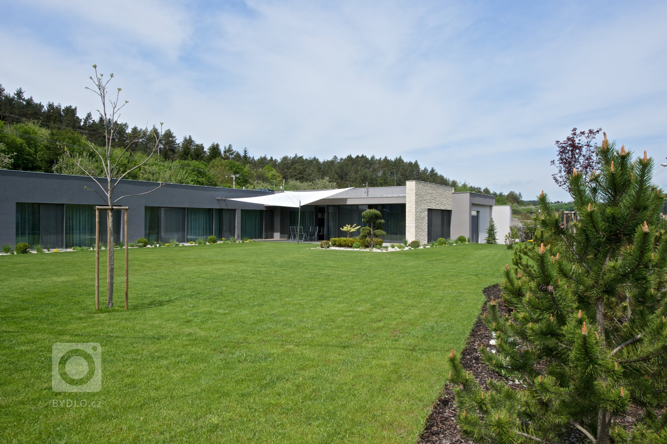 Oslovil nás zahraniční klient, který naši práci dlouho sleduje. Přál si studii, projekt a následně i realizaci domu, který nebude mít kompromisy. Poctil nás…