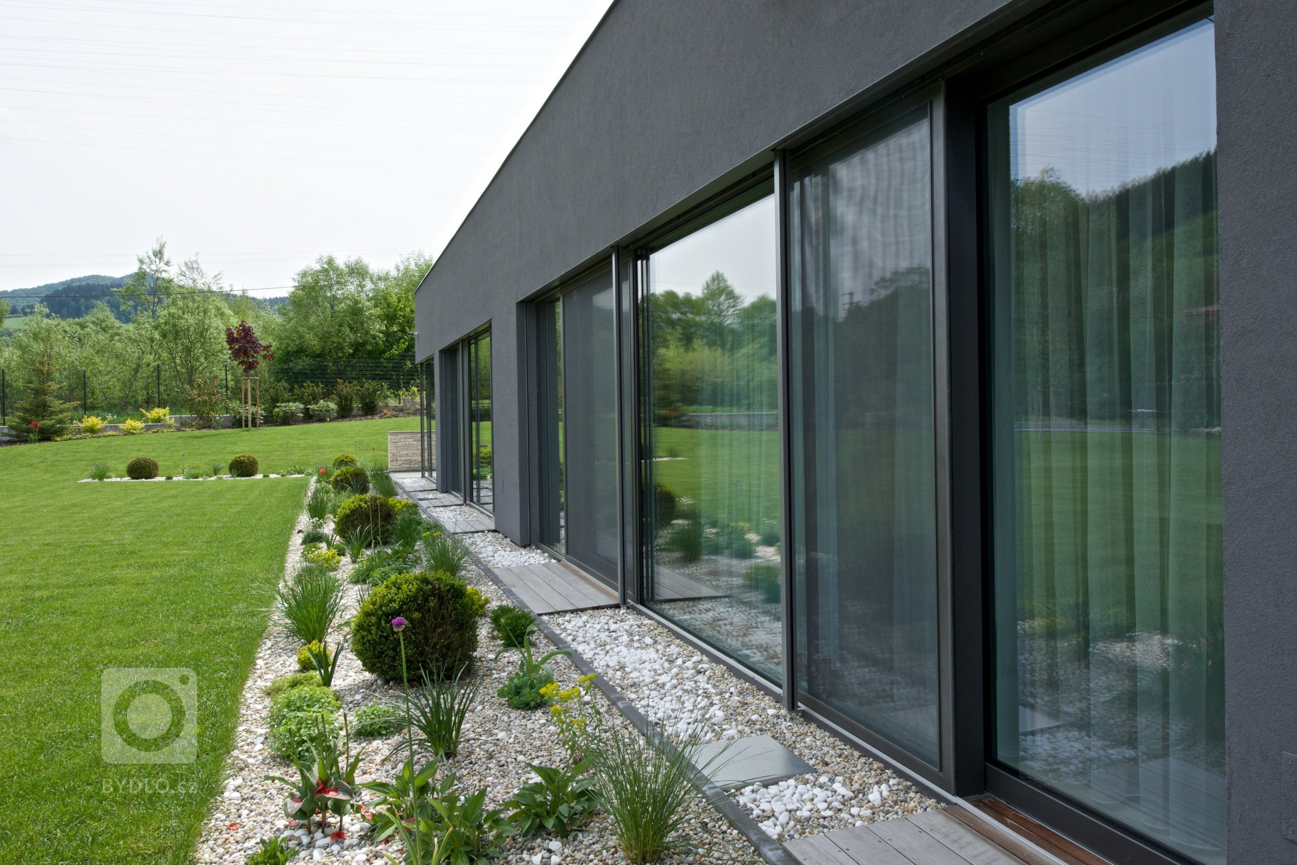 Oslovil nás zahraniční klient, který naši práci dlouho sleduje. Přál si studii, projekt a následně i realizaci domu, který nebude mít kompromisy. Poctil nás…