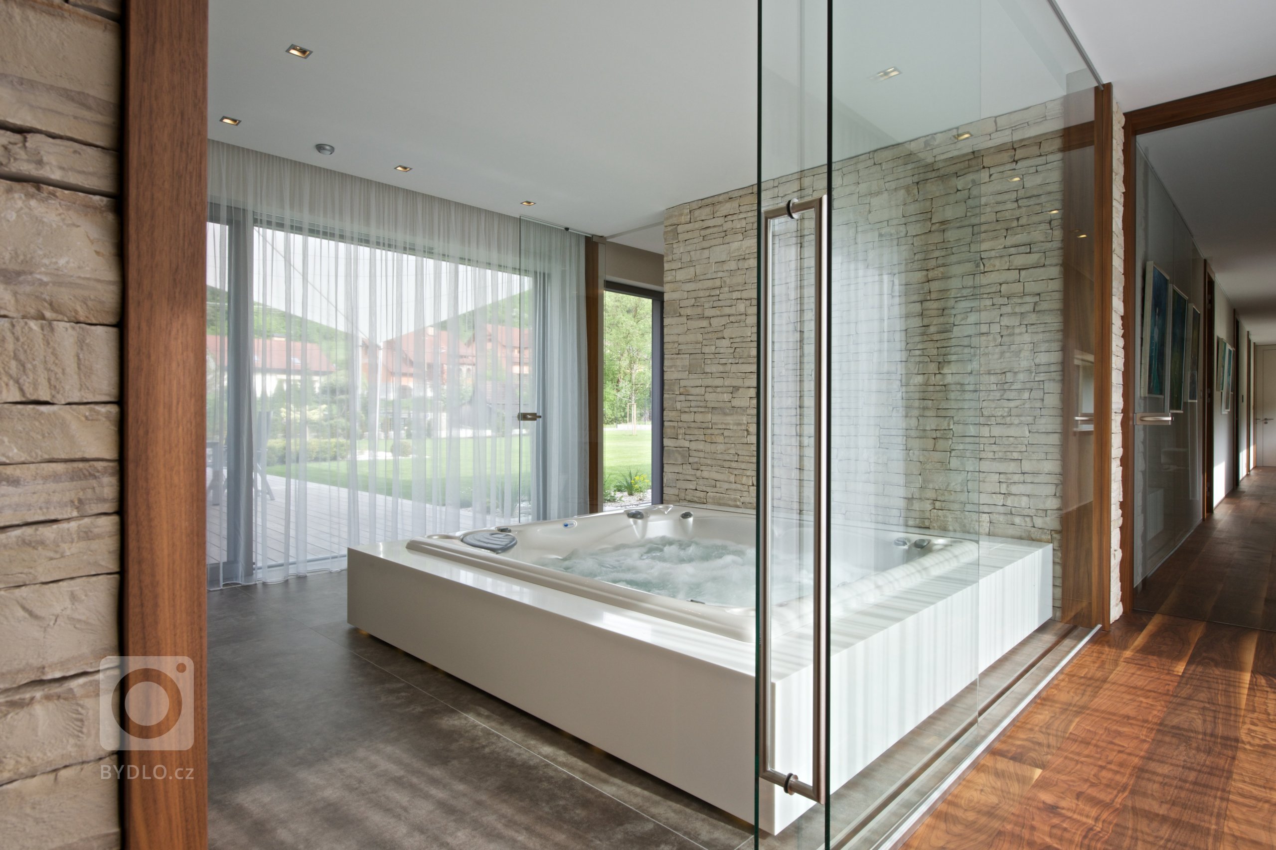 Oslovil nás zahraniční klient, který naši práci dlouho sleduje. Přál si studii, projekt a následně i realizaci domu, který nebude mít kompromisy. Poctil nás…