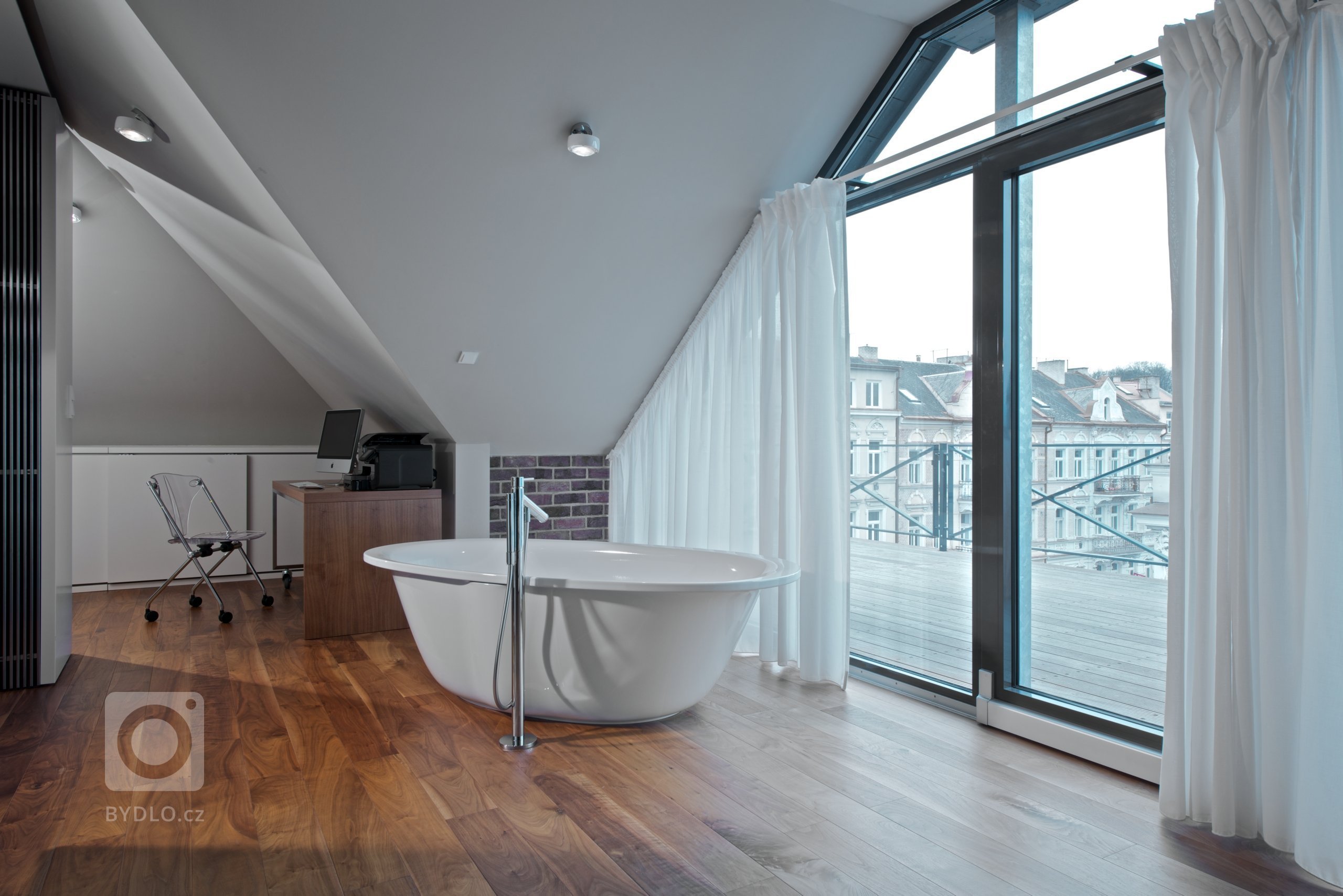 Mladý pár se rozhodl, že využije půdní prostor v rodinné vile. Uvolní tak ve spodních patrech domu místo ostatním členům rodiny a získají více soukromí.

…