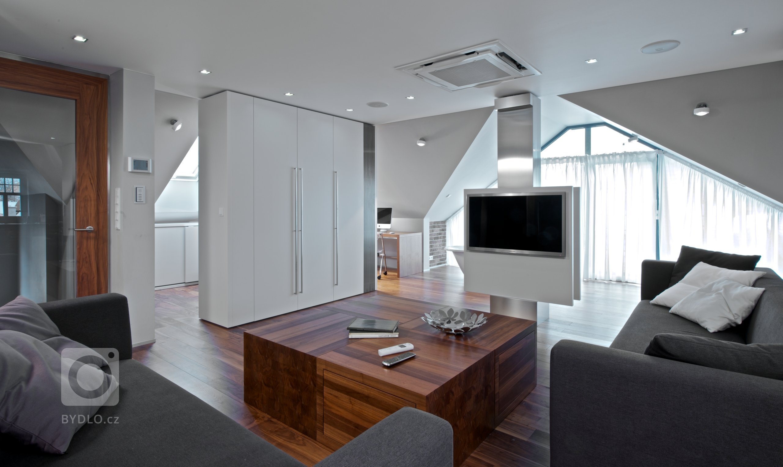 Mladý pár se rozhodl, že využije půdní prostor v rodinné vile. Uvolní tak ve spodních patrech domu místo ostatním členům rodiny a získají více soukromí.

…