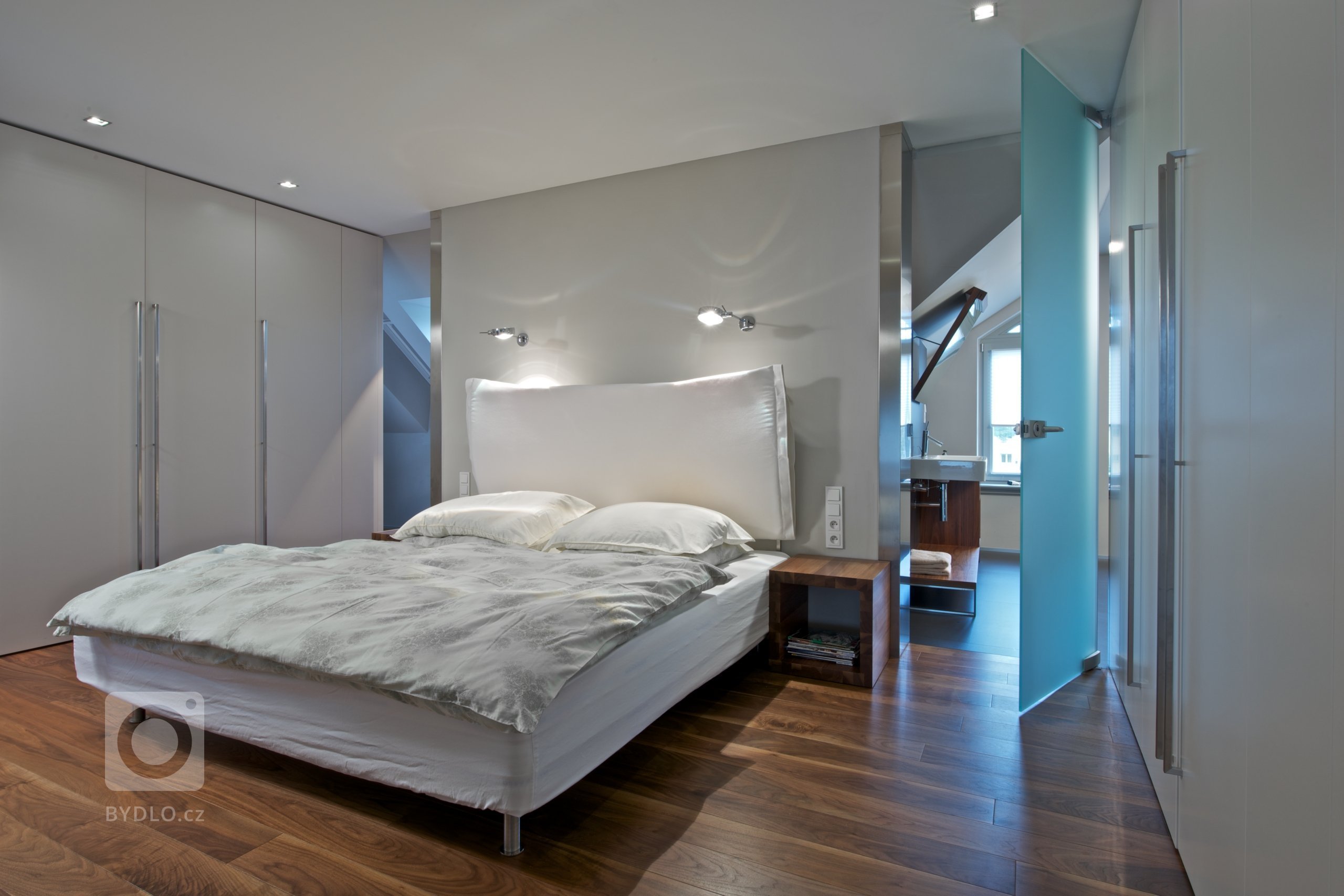 Mladý pár se rozhodl, že využije půdní prostor v rodinné vile. Uvolní tak ve spodních patrech domu místo ostatním členům rodiny a získají více soukromí.
…