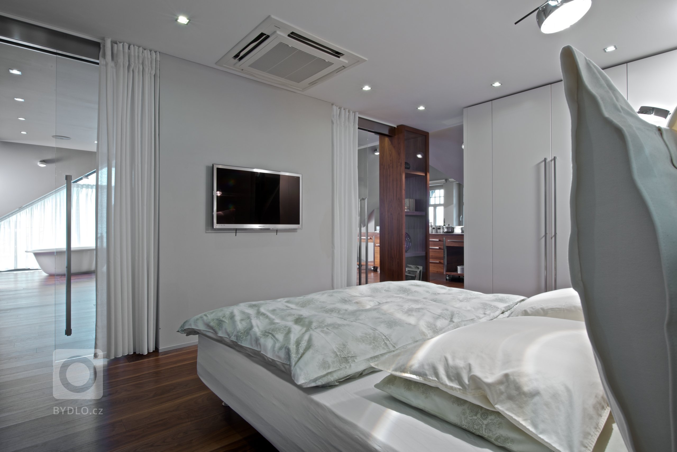 Mladý pár se rozhodl, že využije půdní prostor v rodinné vile. Uvolní tak ve spodních patrech domu místo ostatním členům rodiny a získají více soukromí.
…