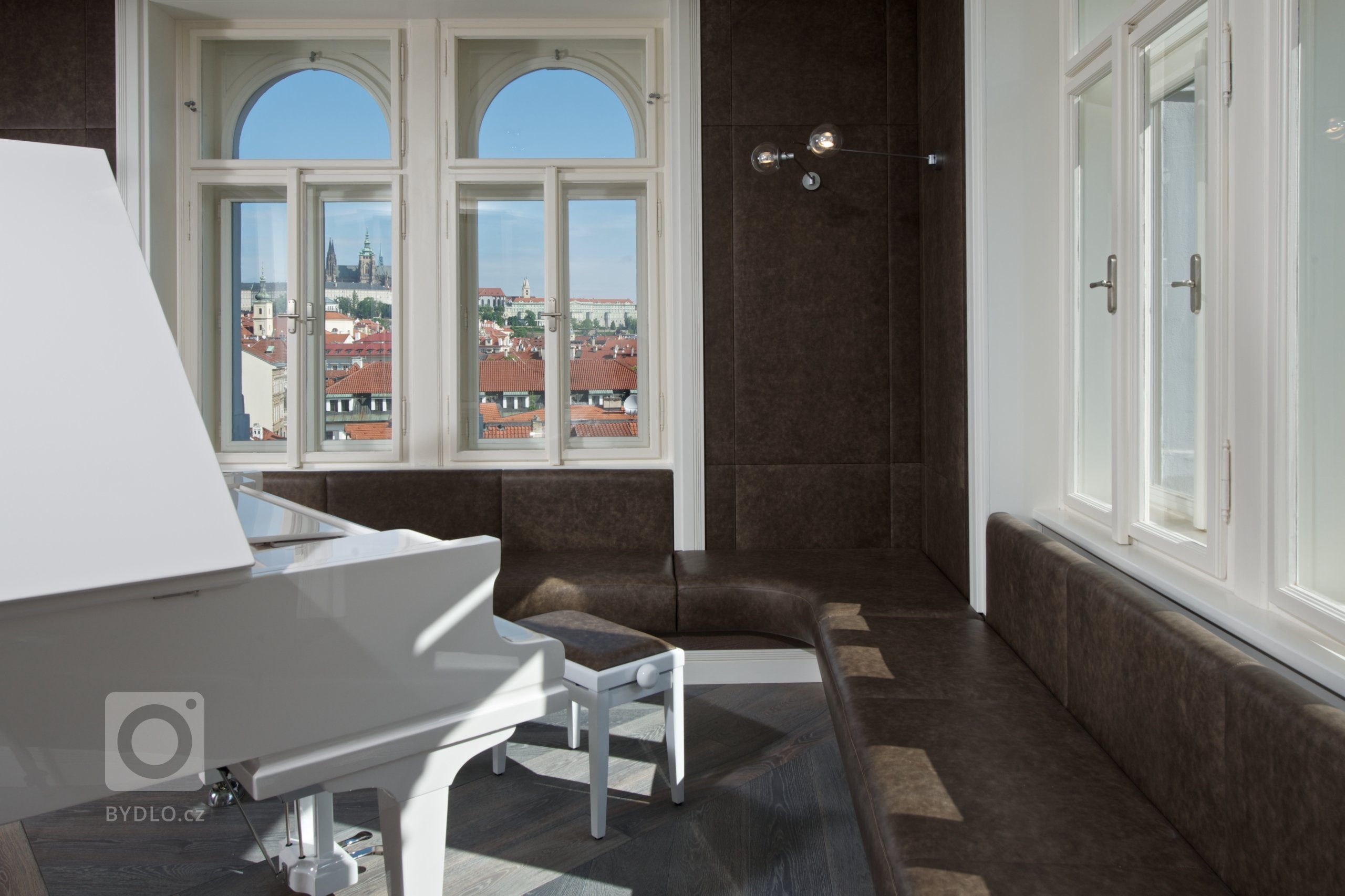 Za zdmi jednoho starého malostranského domu&nbsp;září nový byt zcela naplňující současné potřeby mladého manželského páru s dětmi a zároveň pokorně následující…