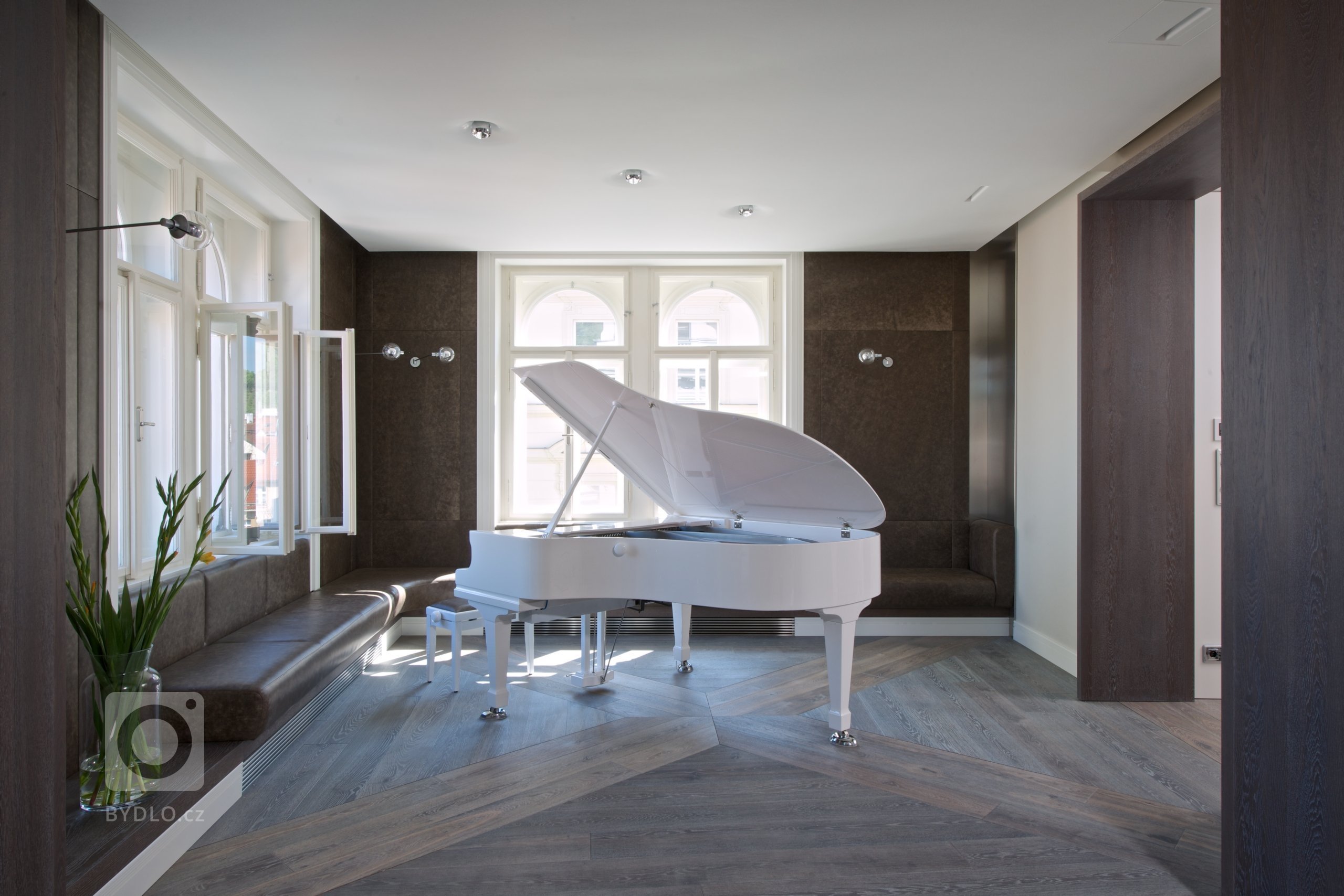 Za zdmi jednoho starého malostranského domu&nbsp;září nový byt zcela naplňující současné potřeby mladého manželského páru s dětmi a zároveň pokorně následující…