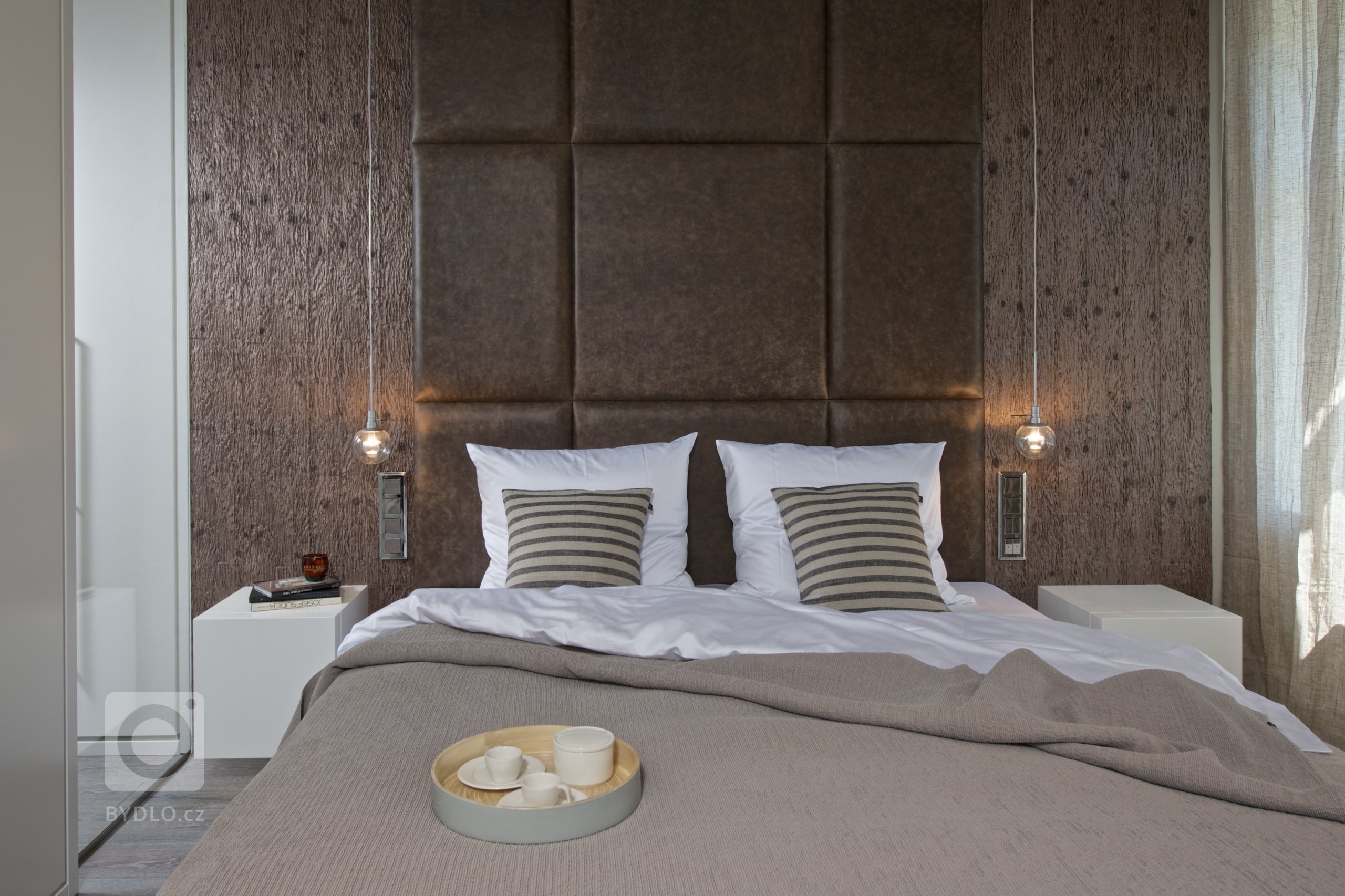 Za zdmi jednoho starého malostranského domu&nbsp;září nový byt zcela naplňující současné potřeby mladého manželského páru s dětmi a zároveň pokorně následující…