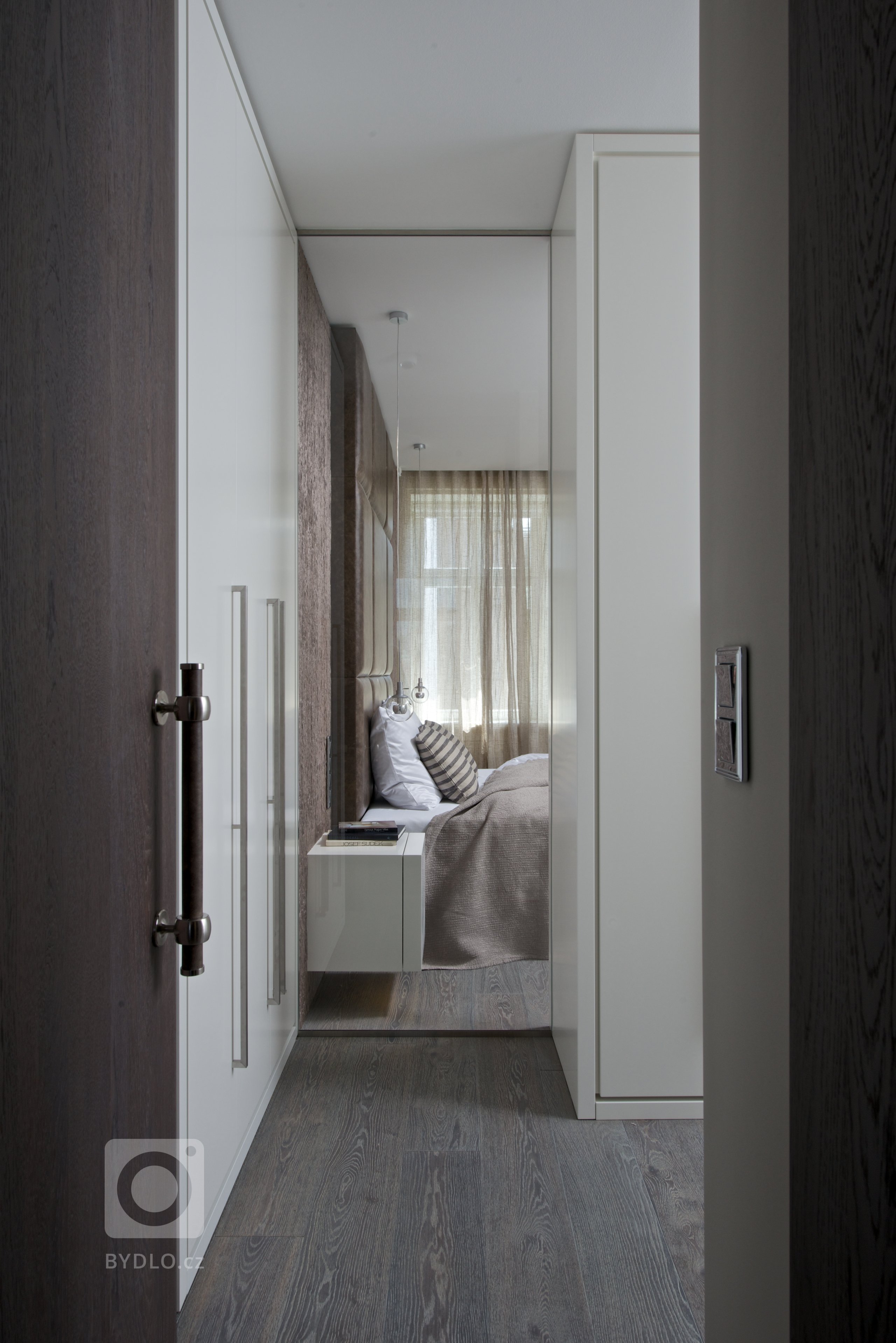 Za zdmi jednoho starého malostranského domu&nbsp;září nový byt zcela naplňující současné potřeby mladého manželského páru s dětmi a zároveň pokorně následující…