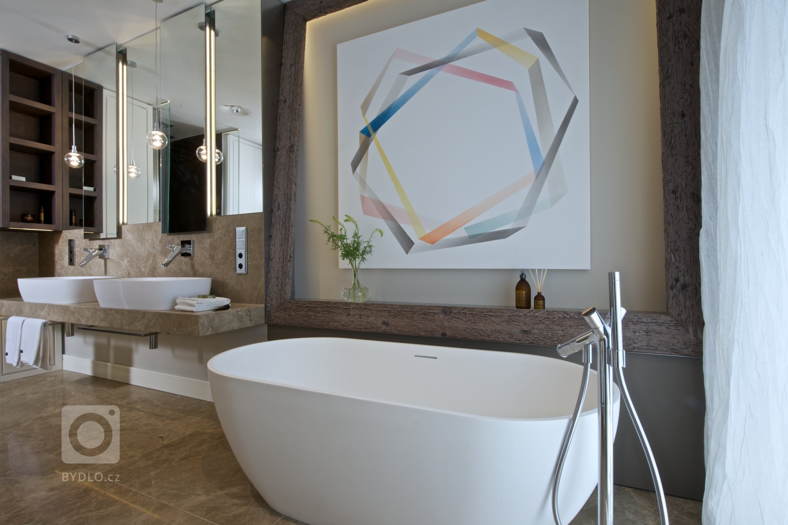 Za zdmi jednoho starého malostranského domu&nbsp;září nový byt zcela naplňující současné potřeby mladého manželského páru s dětmi a zároveň pokorně následující…