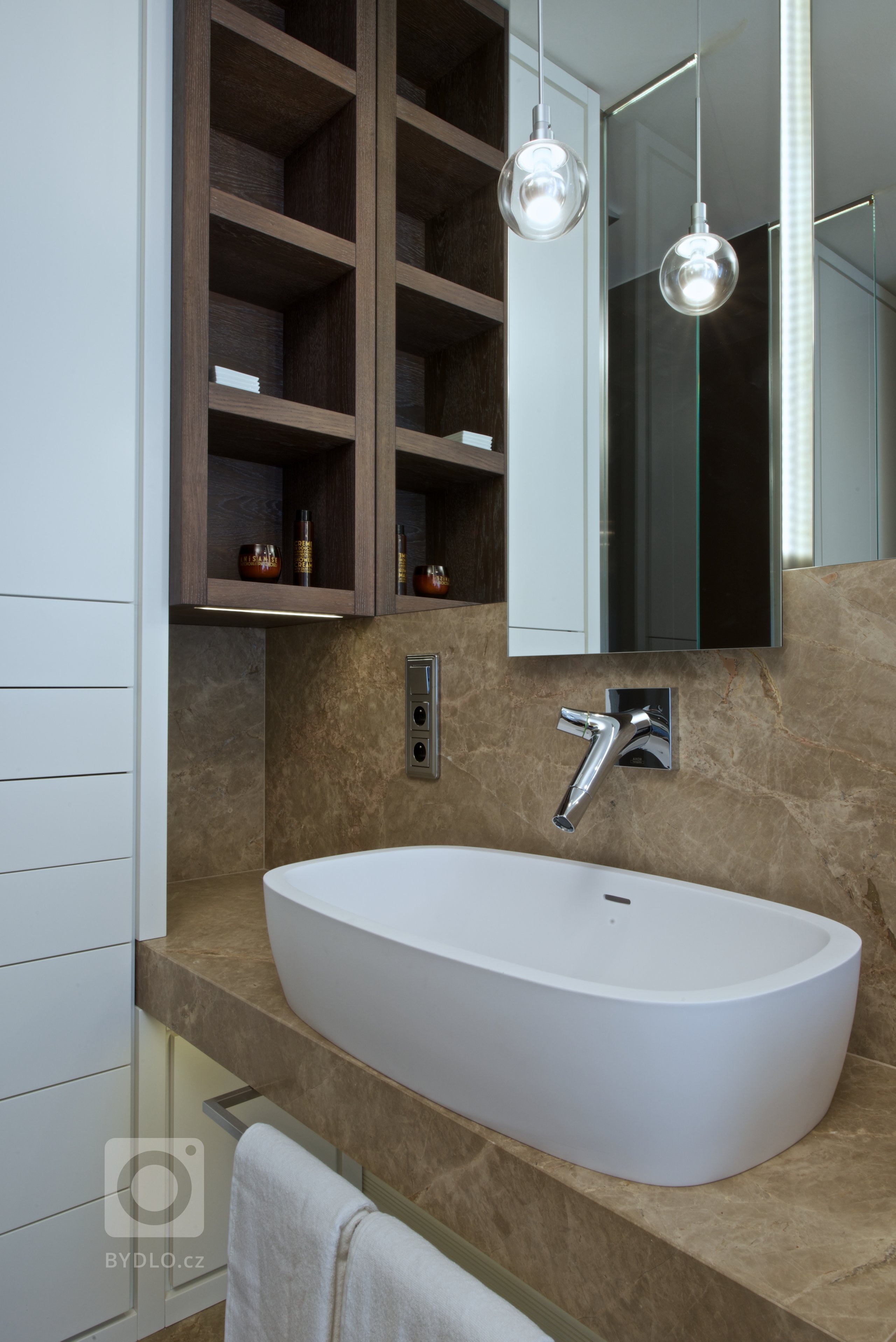 Za zdmi jednoho starého malostranského domu&nbsp;září nový byt zcela naplňující současné potřeby mladého manželského páru s dětmi a zároveň pokorně následující…