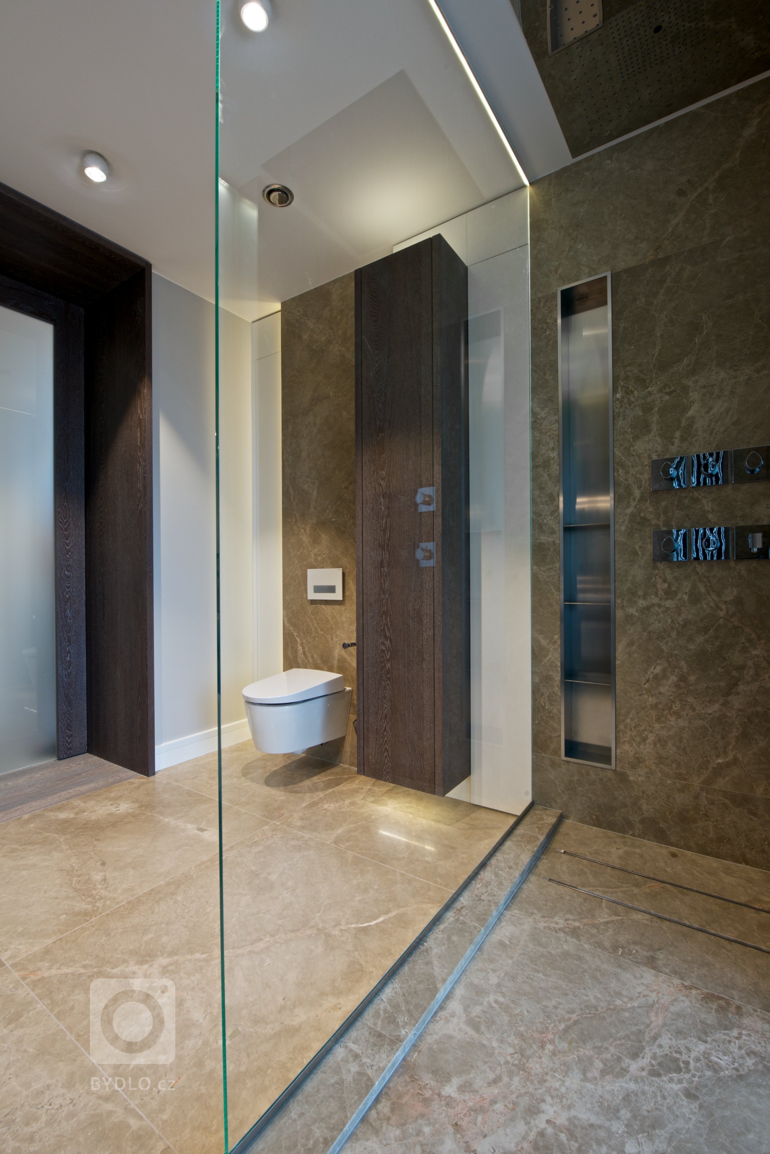 Za zdmi jednoho starého malostranského domu&nbsp;září nový byt zcela naplňující současné potřeby mladého manželského páru s dětmi a zároveň pokorně následující…