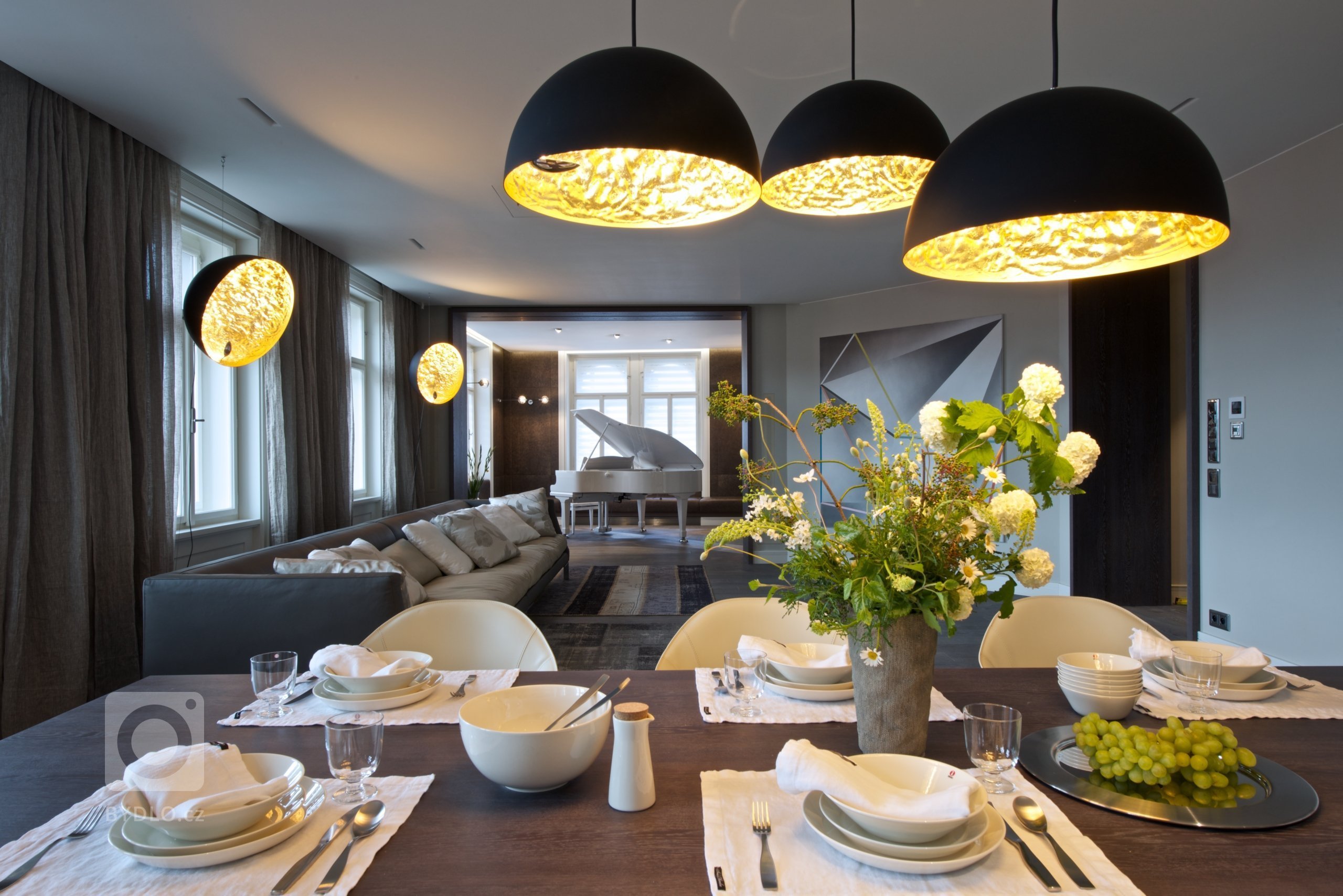 Za zdmi jednoho starého malostranského domu&nbsp;září nový byt zcela naplňující současné potřeby mladého manželského páru s dětmi a zároveň pokorně následující…