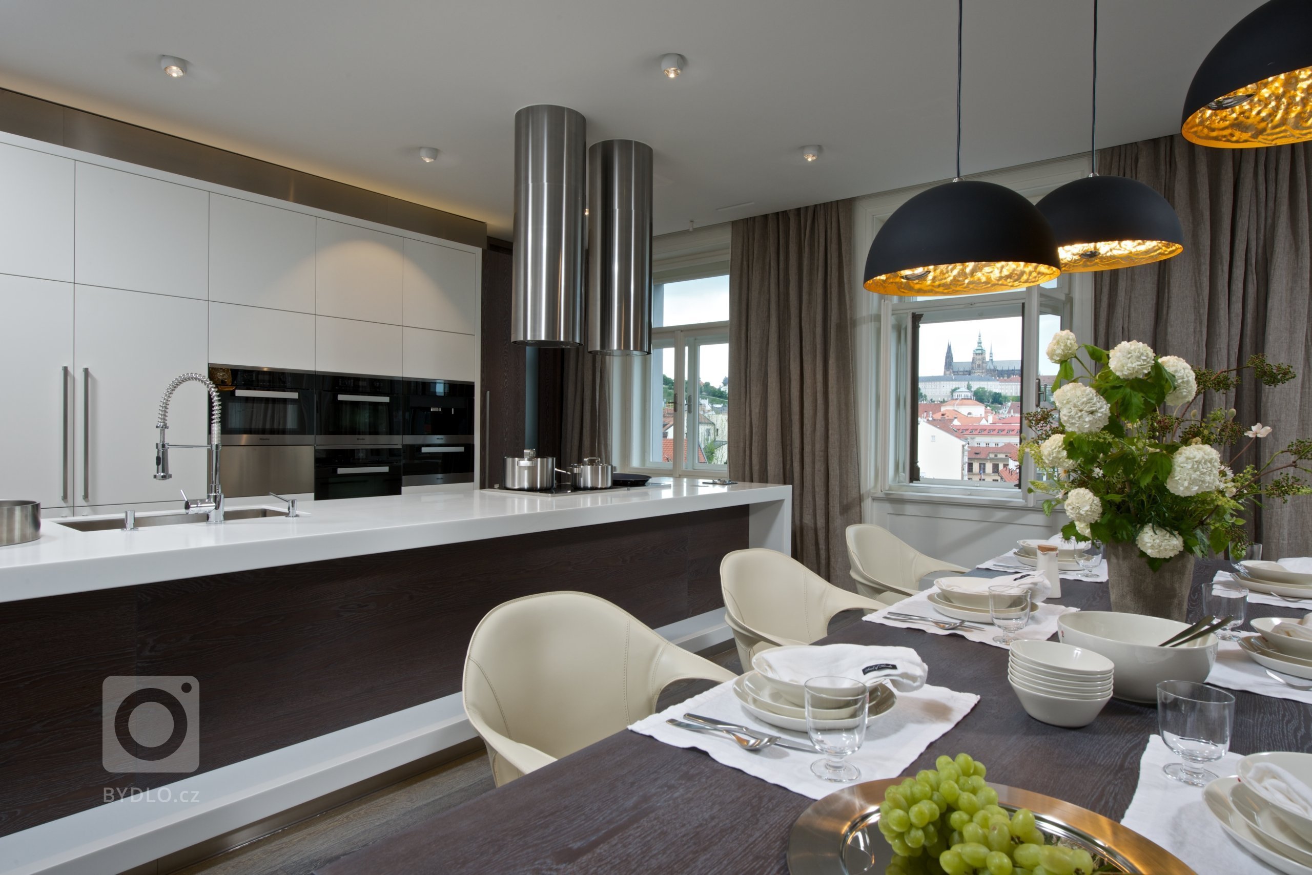 Za zdmi jednoho starého malostranského domu&nbsp;září nový byt zcela naplňující současné potřeby mladého manželského páru s dětmi a zároveň pokorně následující…