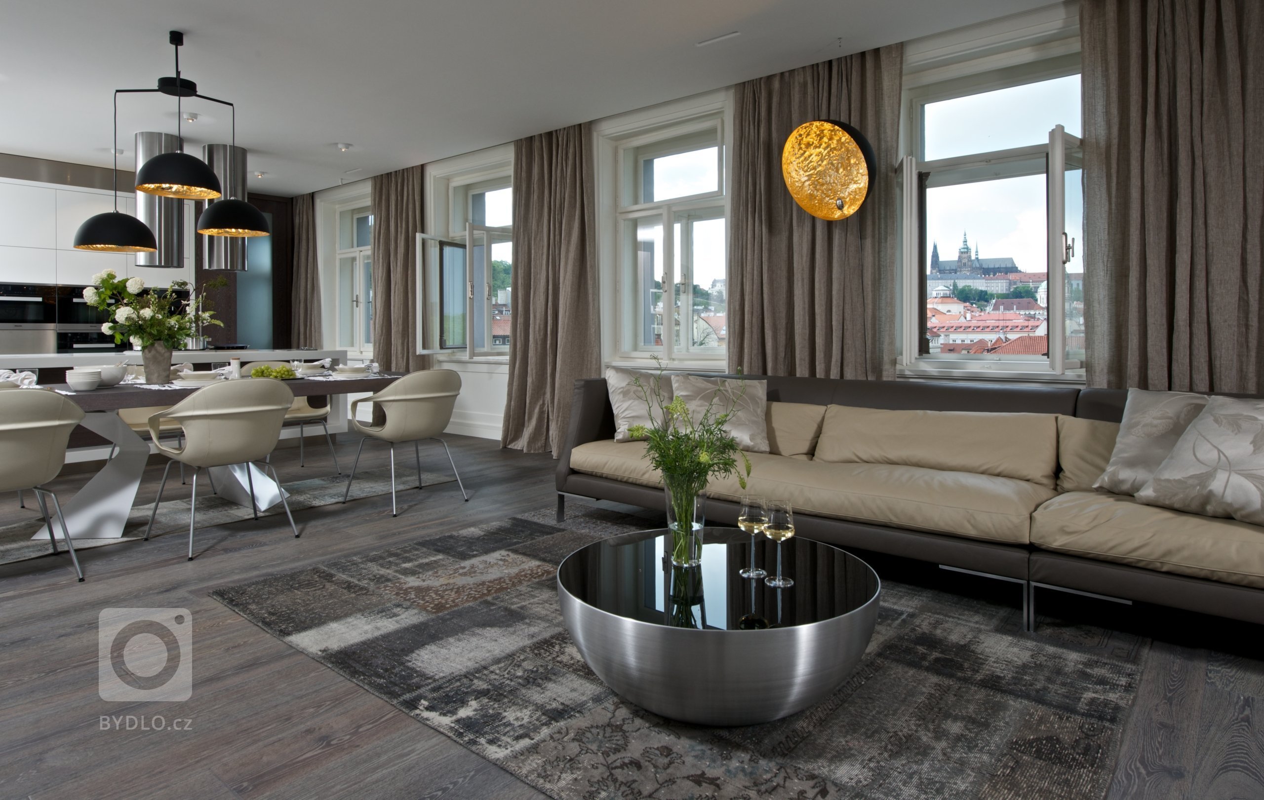 Za zdmi jednoho starého malostranského domu&nbsp;září nový byt zcela naplňující současné potřeby mladého manželského páru s dětmi a zároveň pokorně následující…