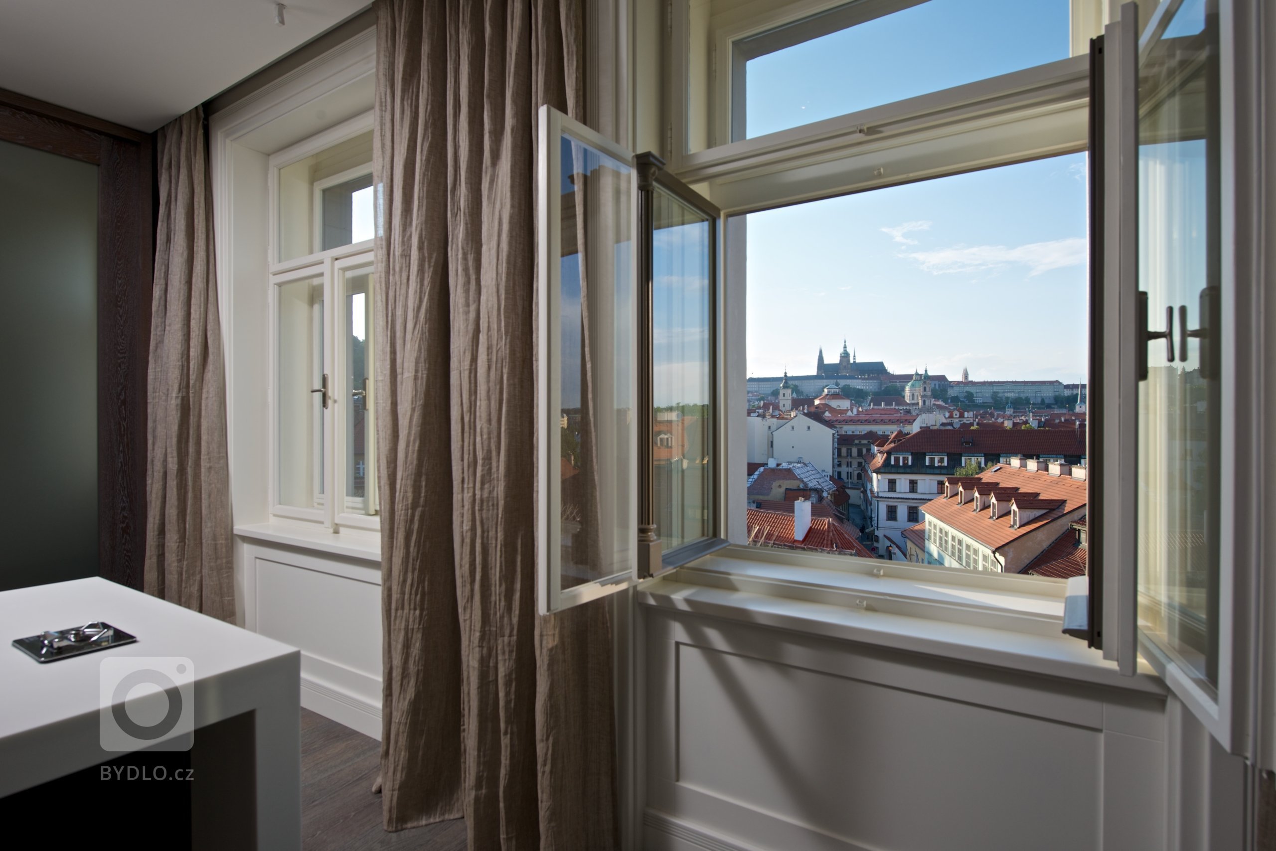 Za zdmi jednoho starého malostranského domu&nbsp;září nový byt zcela naplňující současné potřeby mladého manželského páru s dětmi a zároveň pokorně následující…