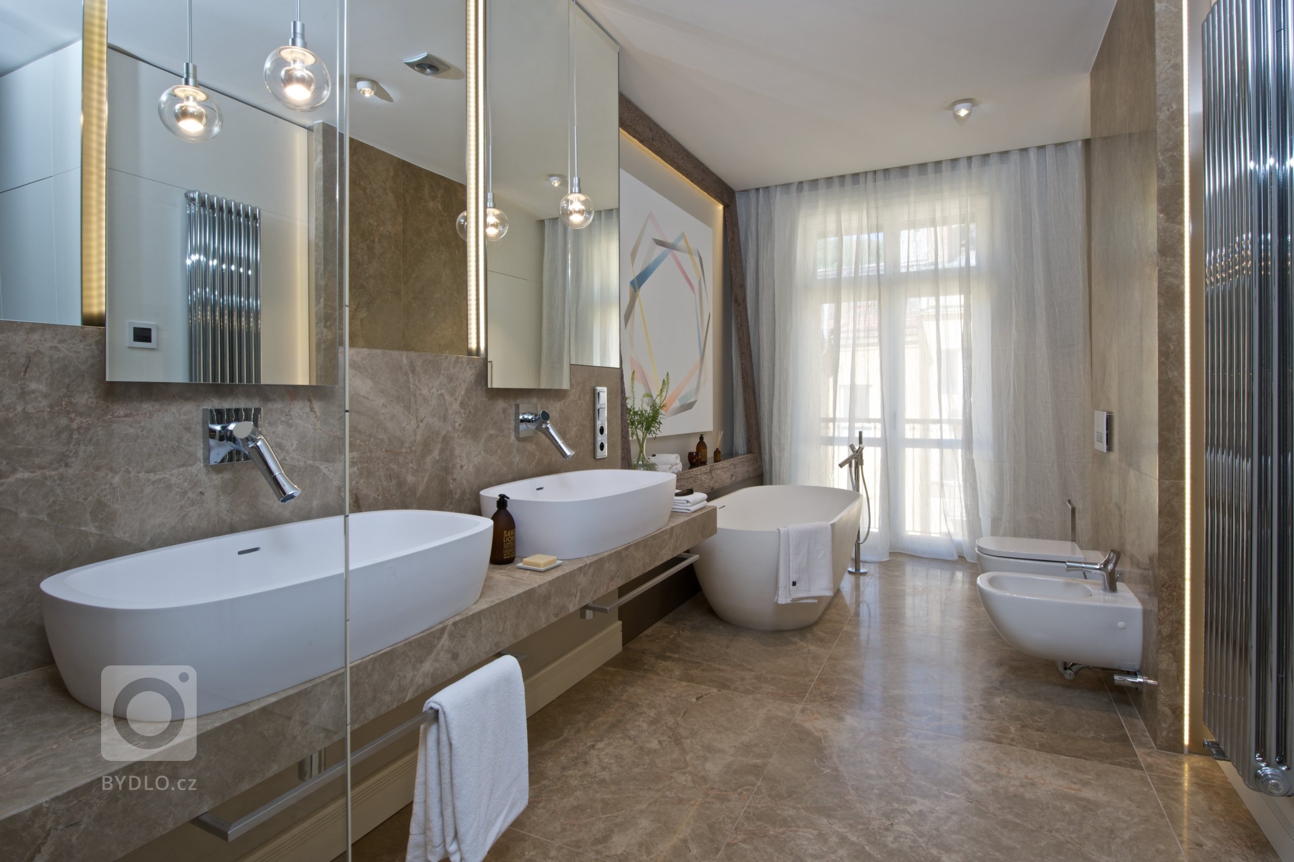 Za zdmi jednoho starého malostranského domu&nbsp;září nový byt zcela naplňující současné potřeby mladého manželského páru s dětmi a zároveň pokorně následující…